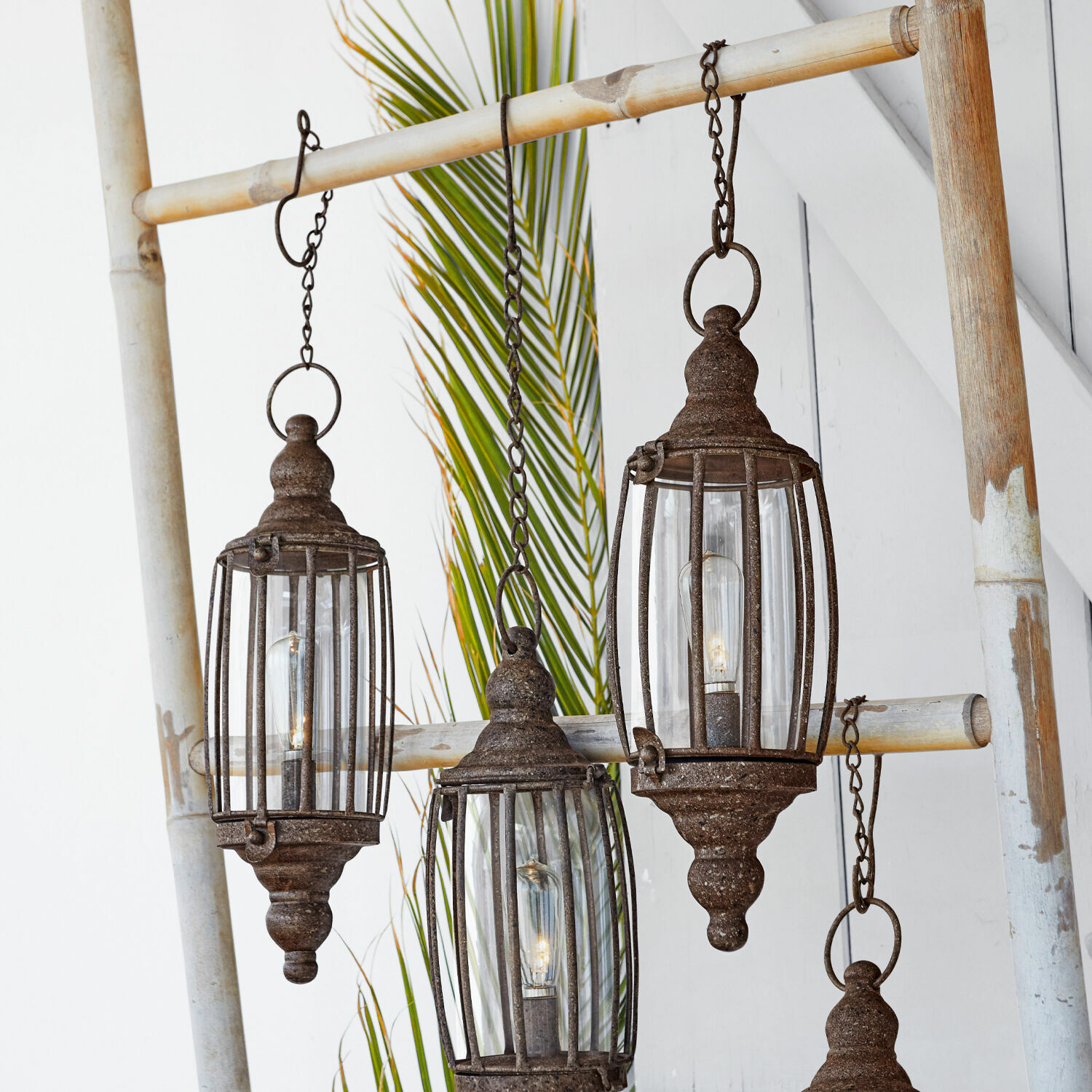 Coppia di lanterne a LED Flavin Set di quattro lanterne sospese in metallo arrugginito su scala di bambù, decorazione d'interni