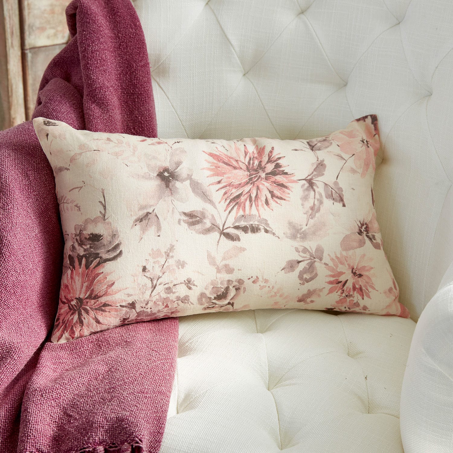 Copricuscino Sappos Cuscino decorativo rettangolare in cotone con motivo floreale rosa su sfondo bianco
