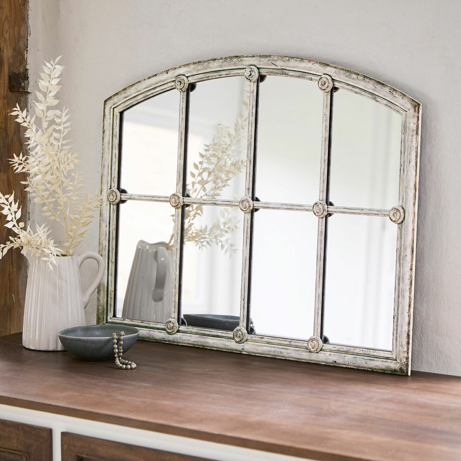 Specchio Tobiah Specchio rustico con cornice in metallo bianco invecchiato su mobile in legno scuro