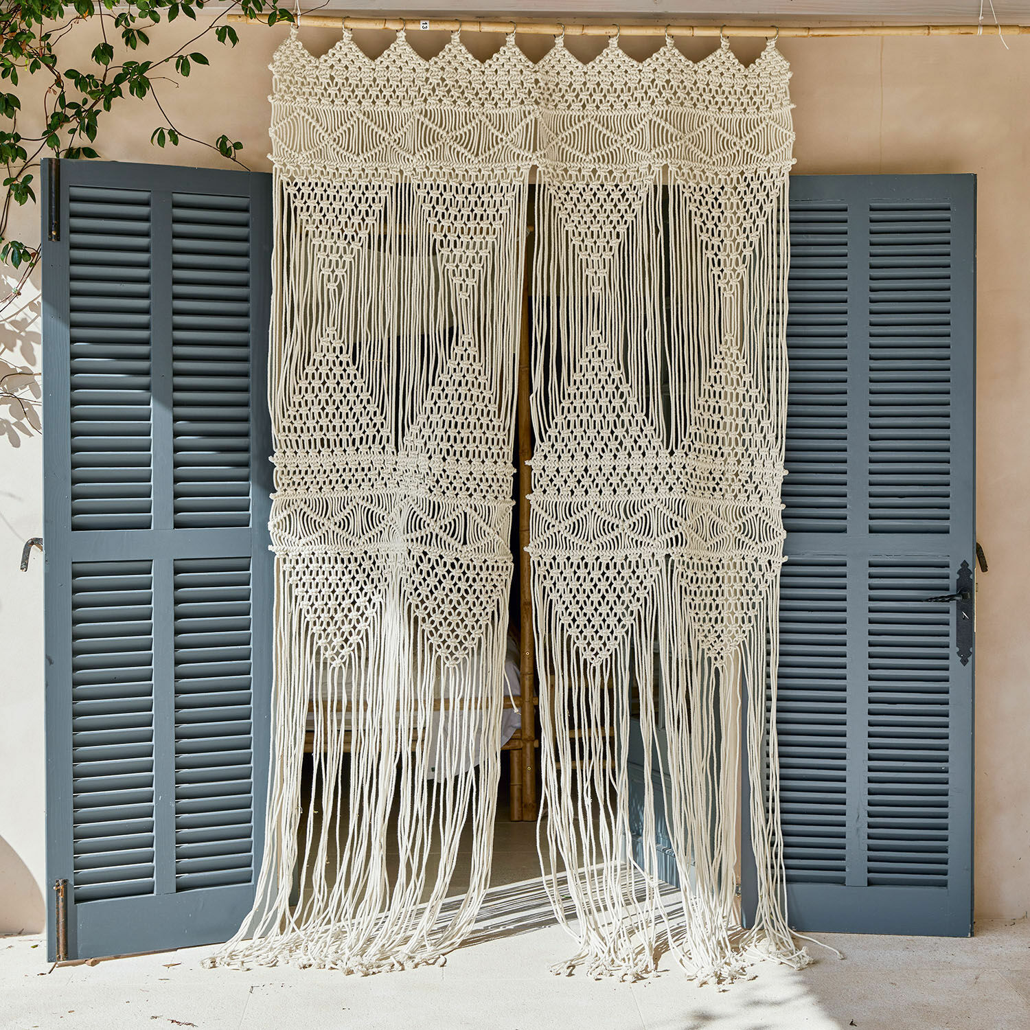 Tenda Kivelli Tenda decorativa in macramè di cotone color crema, ideale per interni boho e naturali.