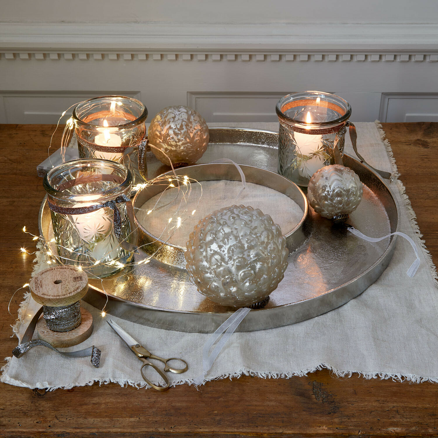 Vassoio per candele Velarosas Vassoio metallico argentato con candele decorative e sfere di vetro su tavolo in legno con luci LED