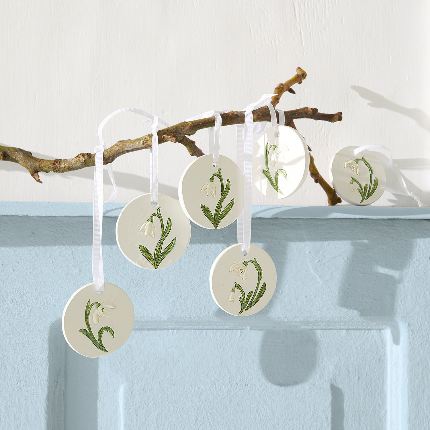 Set di 6 decorazioni da appendere Willmare Decorazioni sospese in ceramica bianca con fiori verdi, ornamento primaverile naturale