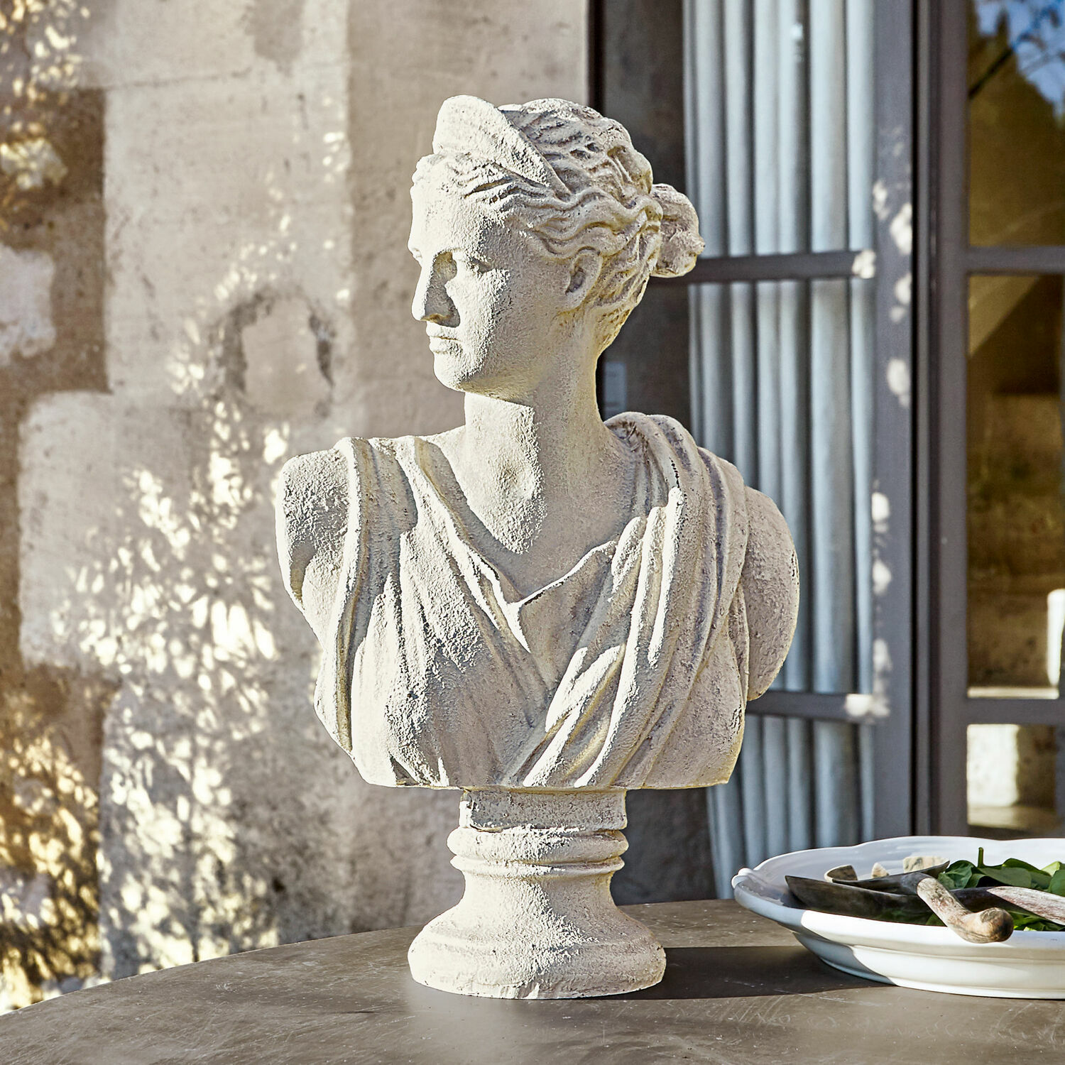 Busto Ellora Busto in pietra bianca di donna in stile classico su tavolo, decorazione da giardino