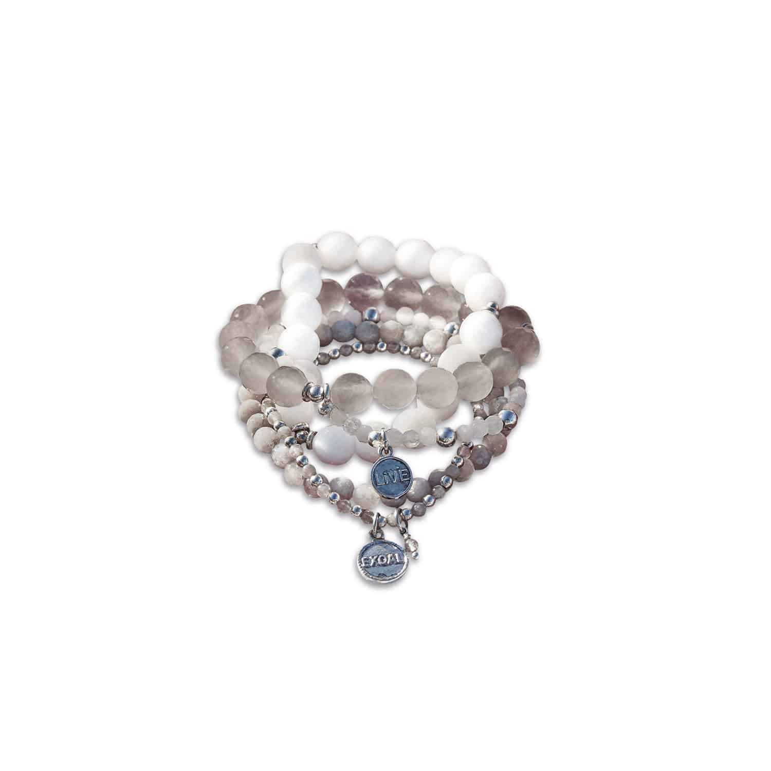 Set di 5 braccialetti Chaim Set di braccialetti con pietre bianche e grigie e ciondoli metallici con scritte
