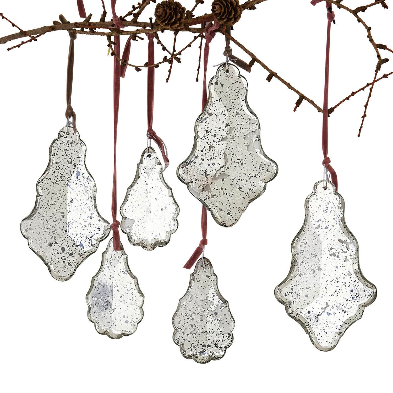 Set di 6 decorazioni da appendere Mistralon Set di sei decorazioni sospese in vetro invecchiato con nastri rossi per interni festivi