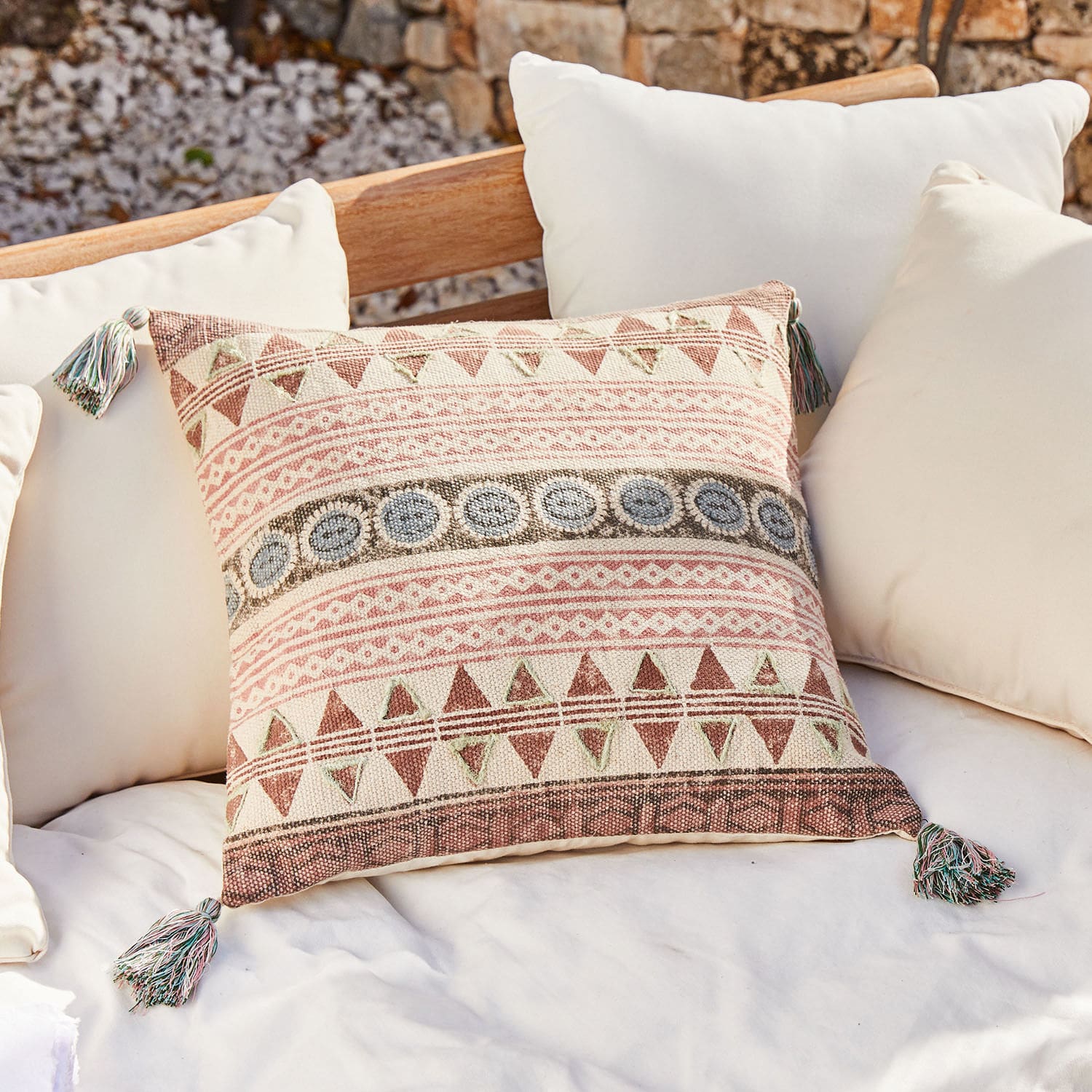 Copricuscino Lumbin Cuscino decorativo in cotone con motivo geometrico e nappine in colori pastello su divano