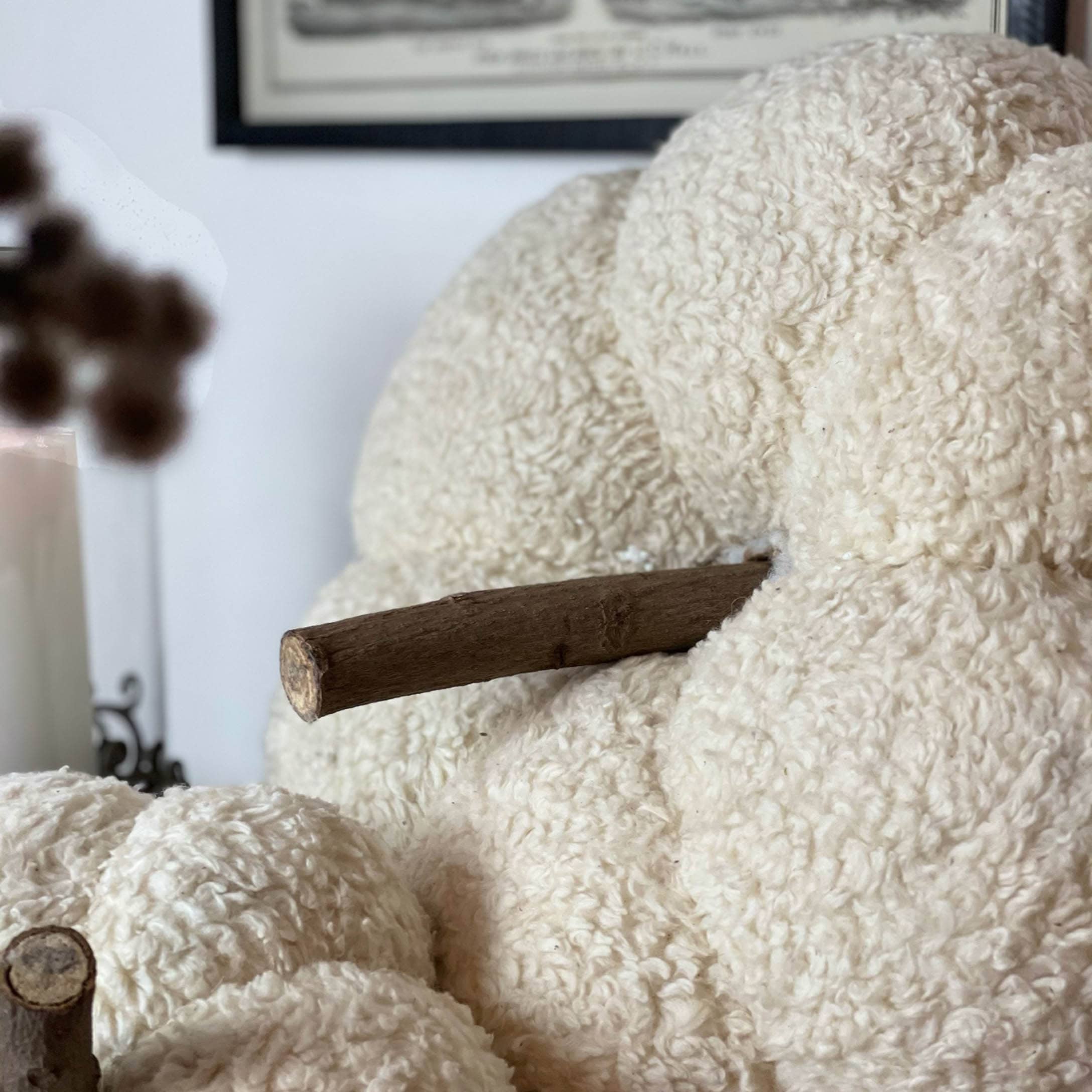Zucca decorativa in tessuto crema morbido con gambo in legno, accessorio autunnale per interni