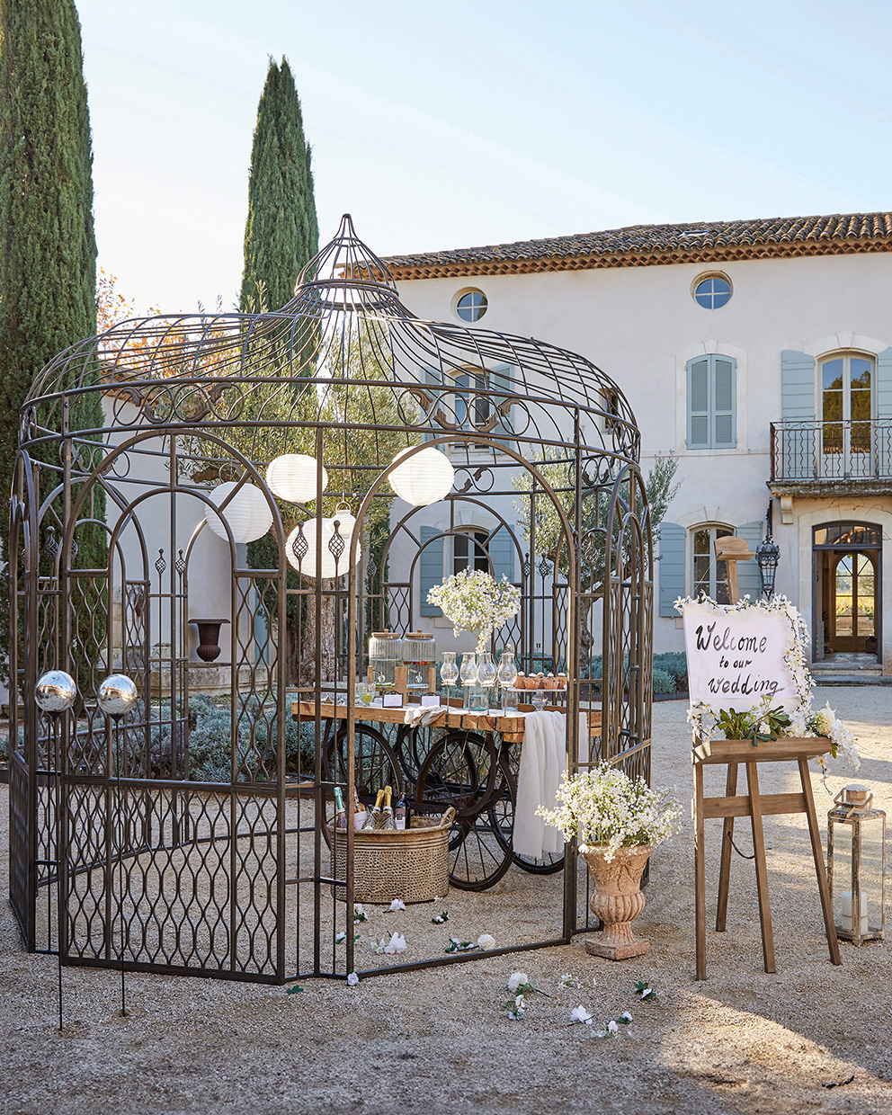 Gazebo da giardino in metallo decorativo con lanterne e tavolo per festa di matrimonio rustica