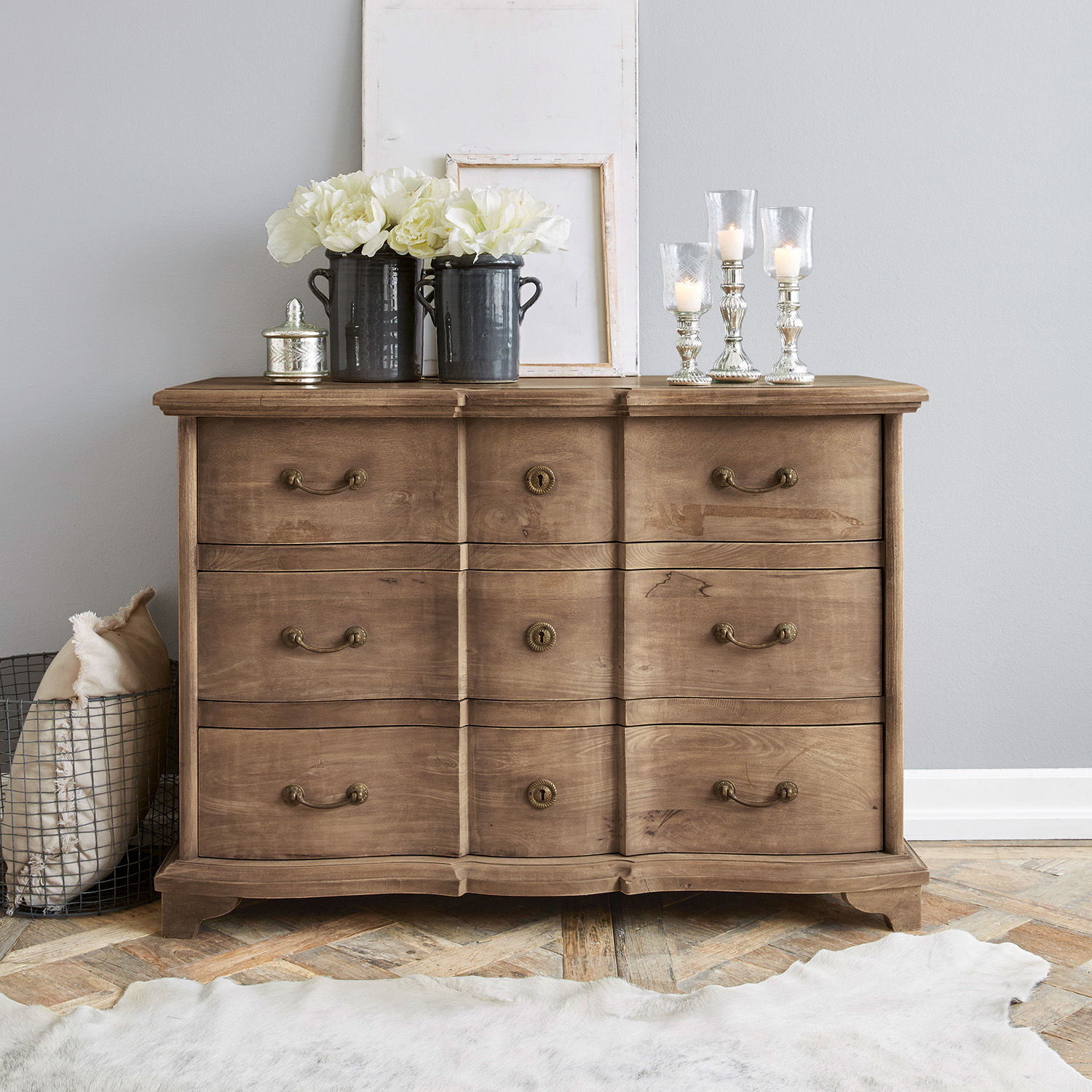 Comò Aiguillon Comò in legno naturale con sei cassetti e decorazioni sulla superficie in interno moderno