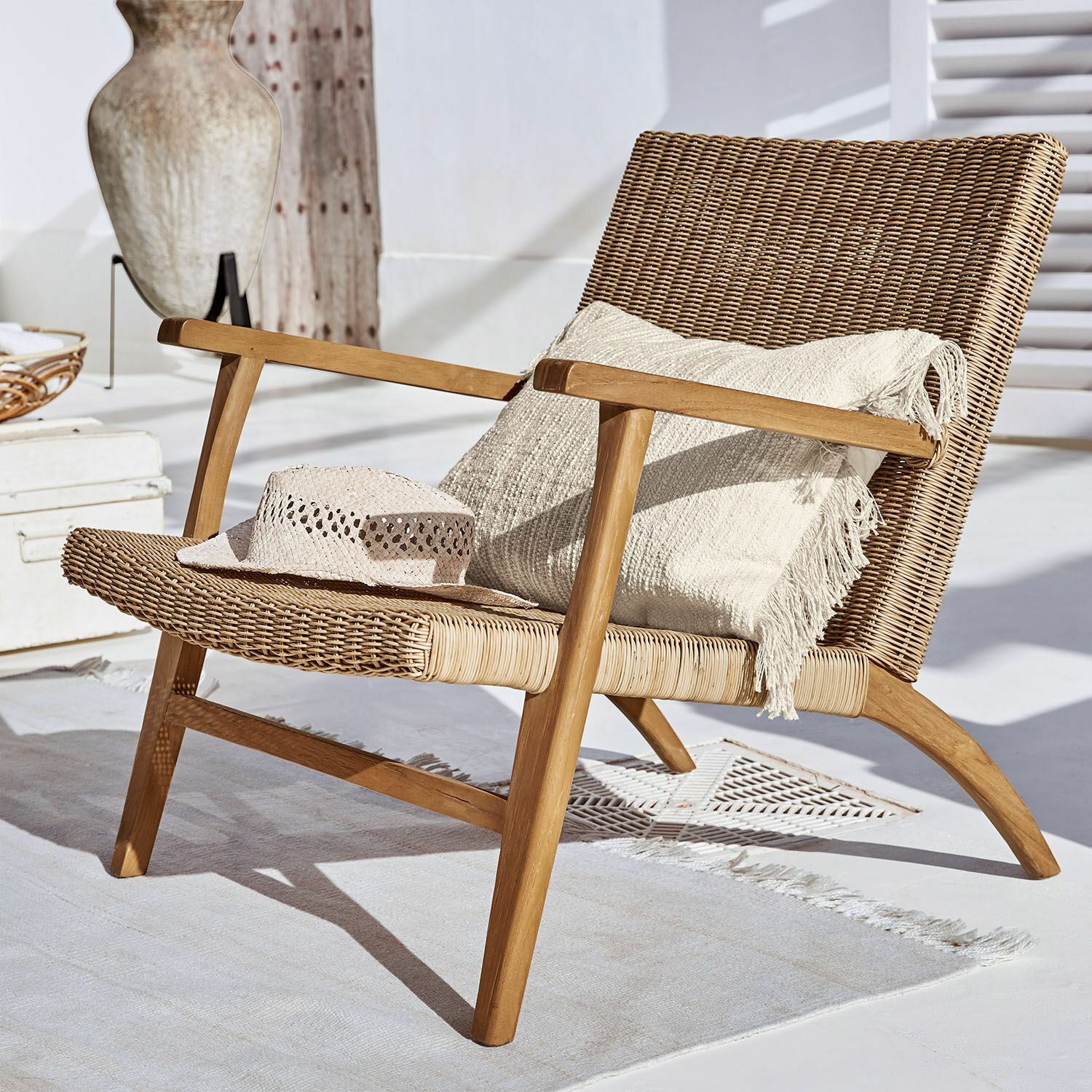 Sedia Alzette Sedia in rattan e legno di teak naturale con cuscino e cappello, arredo confortevole per soggiorno