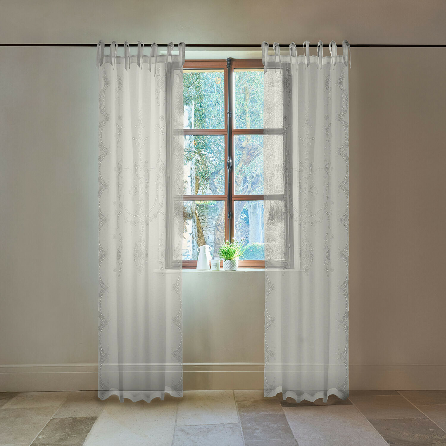 Tende bianche trasparenti con delicato ricamo, decorazione per finestre e protezione solare