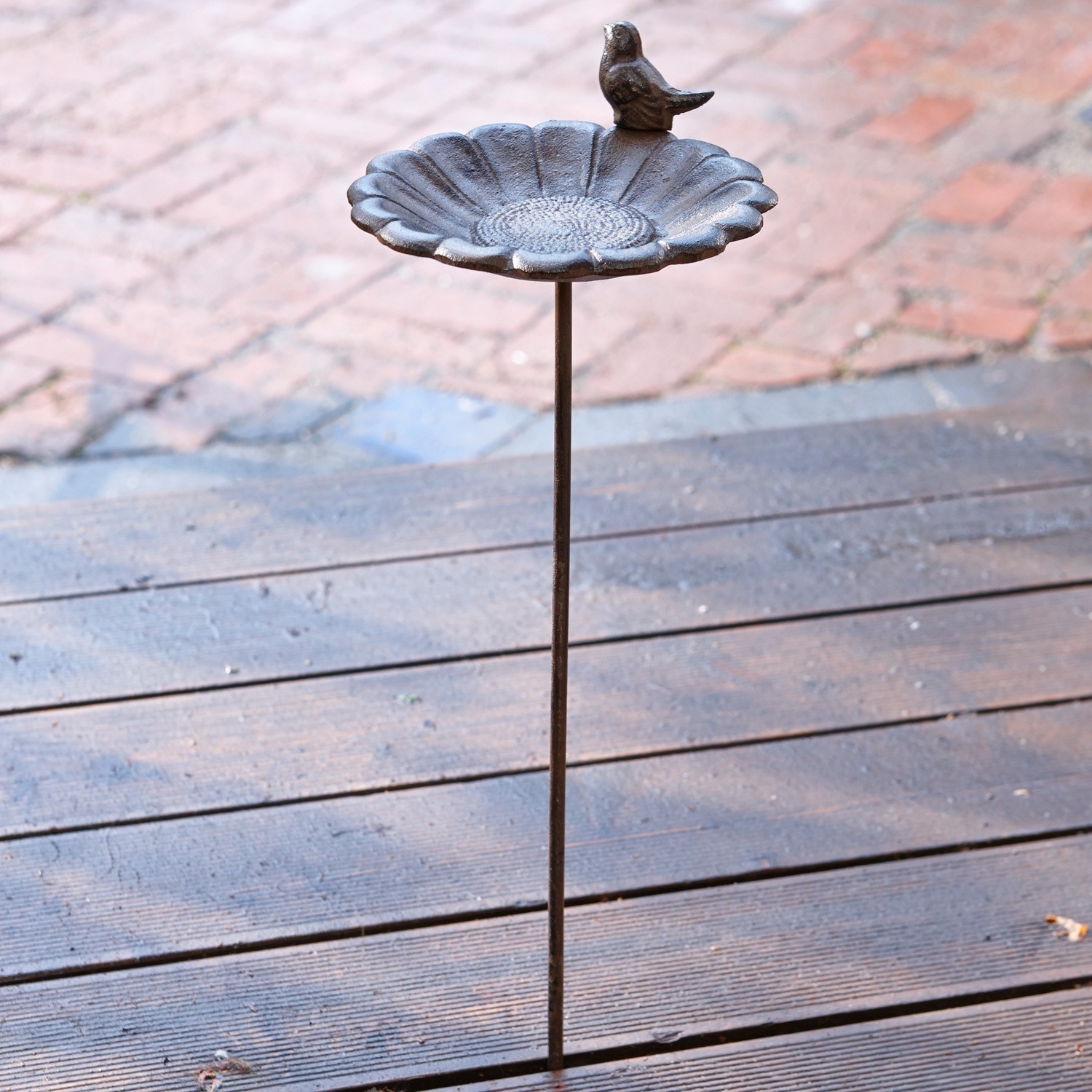 Abbeveratoio per uccellini Finch Abbeveratoio per uccelli in metallo marrone con uccellino decorativo su supporto da giardino