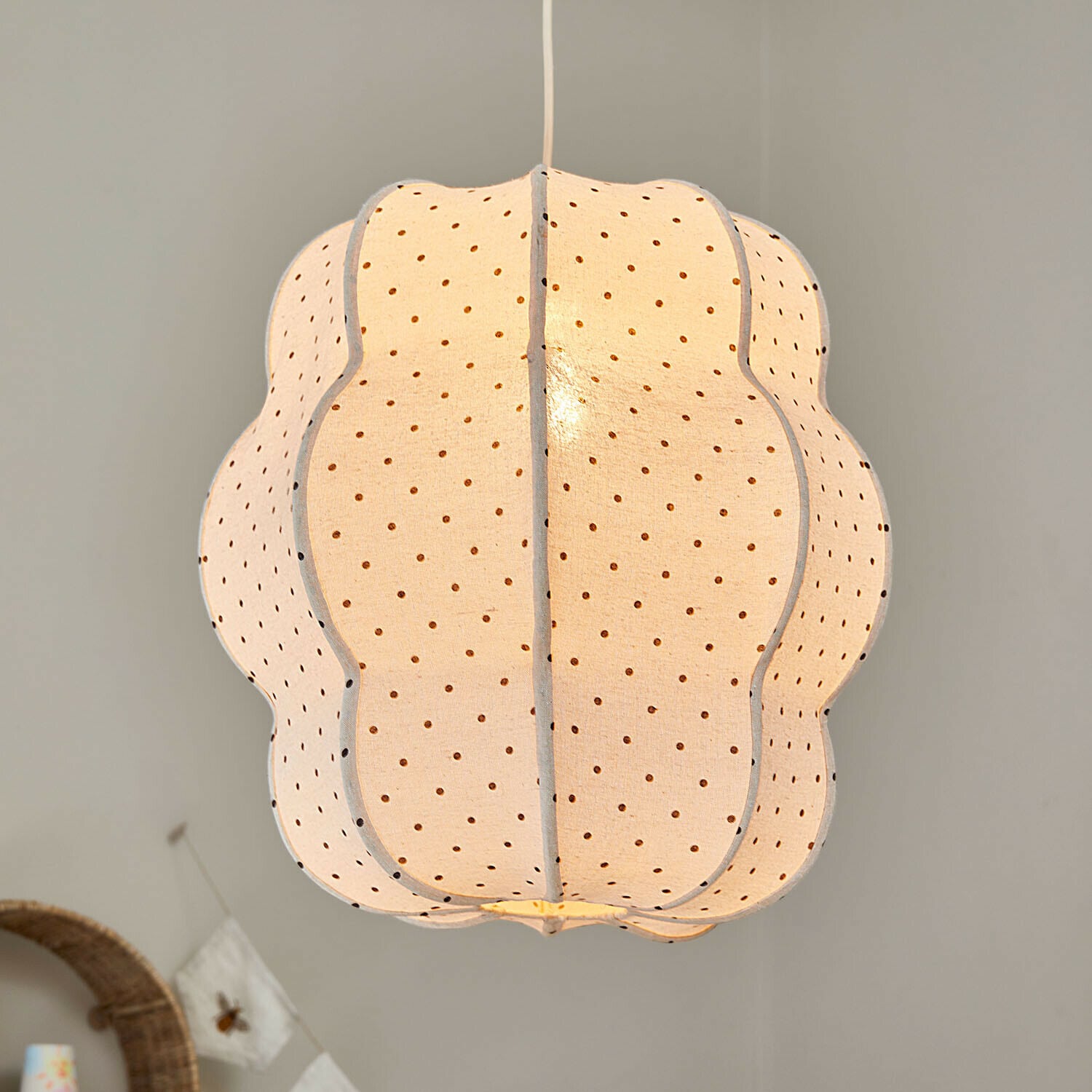 Lampada a sospensione Lillumo Lampada a sospensione in tessuto crema con motivo traforato, illuminazione moderna per interni