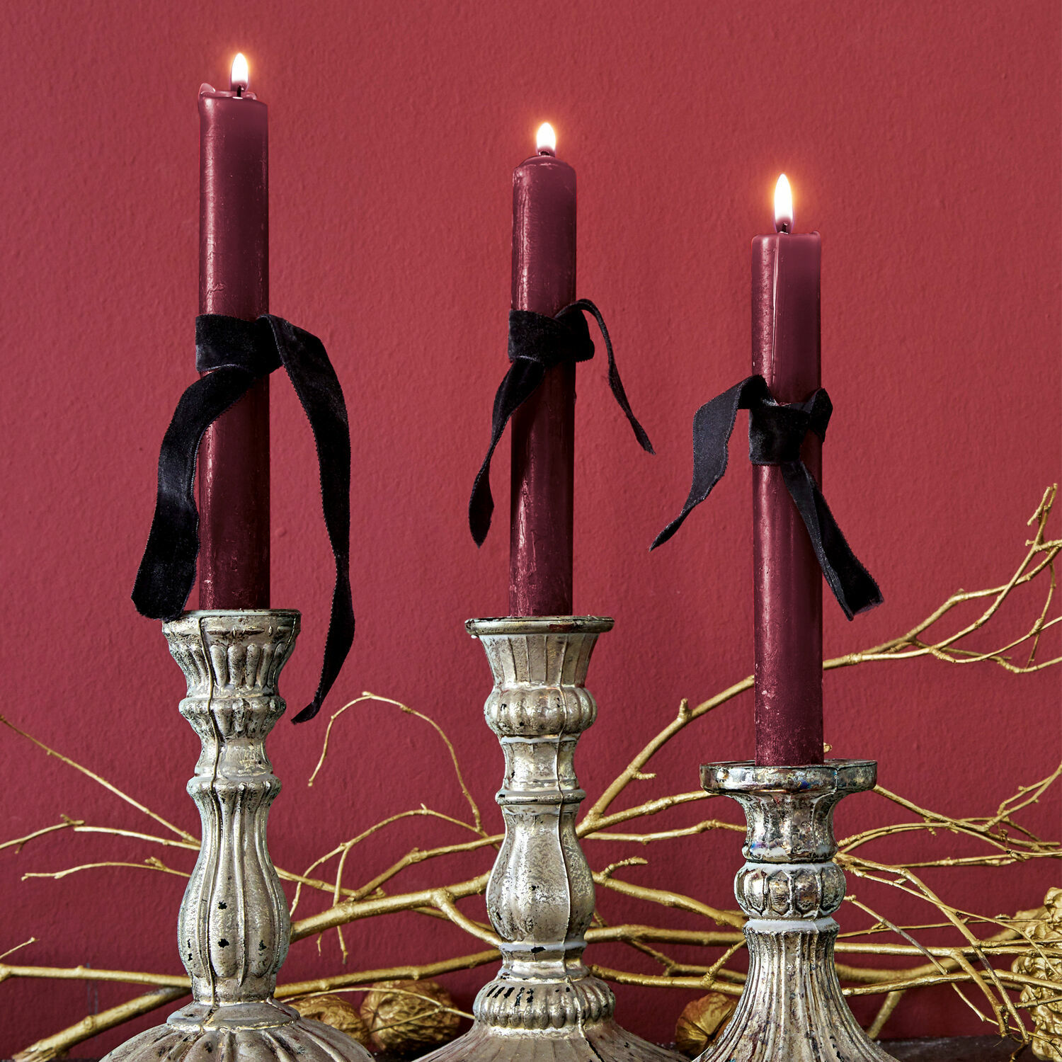 Set di 12 candele Bauceau Tre candelabri in metallo argentato con candele bordeaux e nastri neri su sfondo rosso
