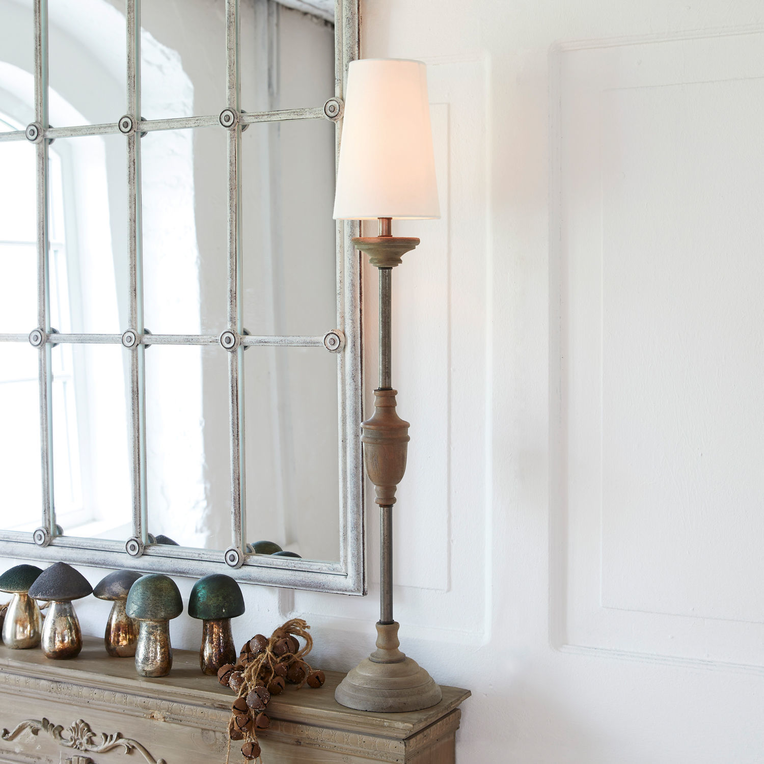Lampada da tavolo Caylus Lampada da tavolo in legno naturale con paralume bianco, decorazione d'interni con specchio e oggetti decorativi