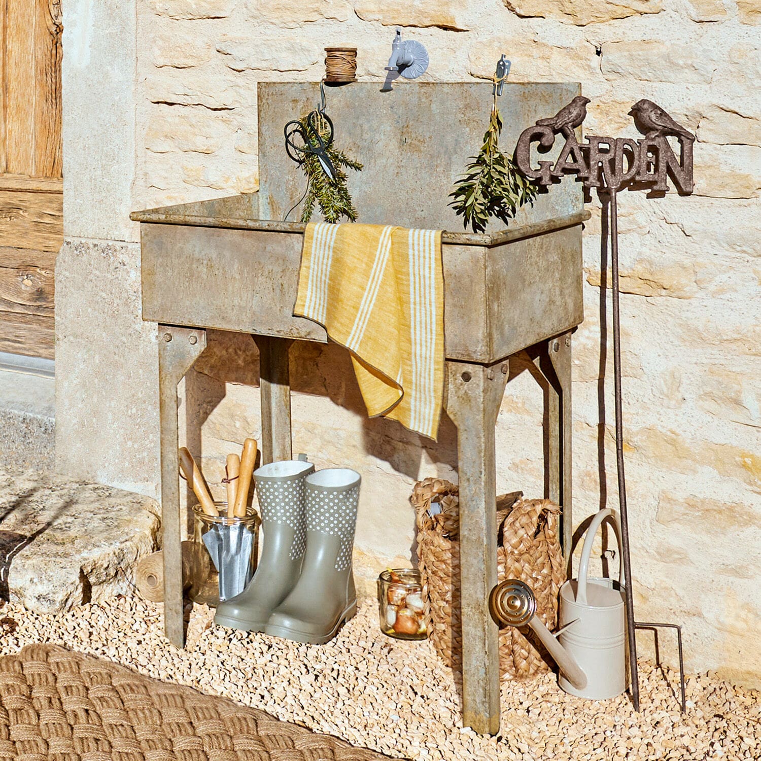 Lavabo Lison Lavandino da giardino in metallo grigio con attrezzi e stivali su ghiaia
