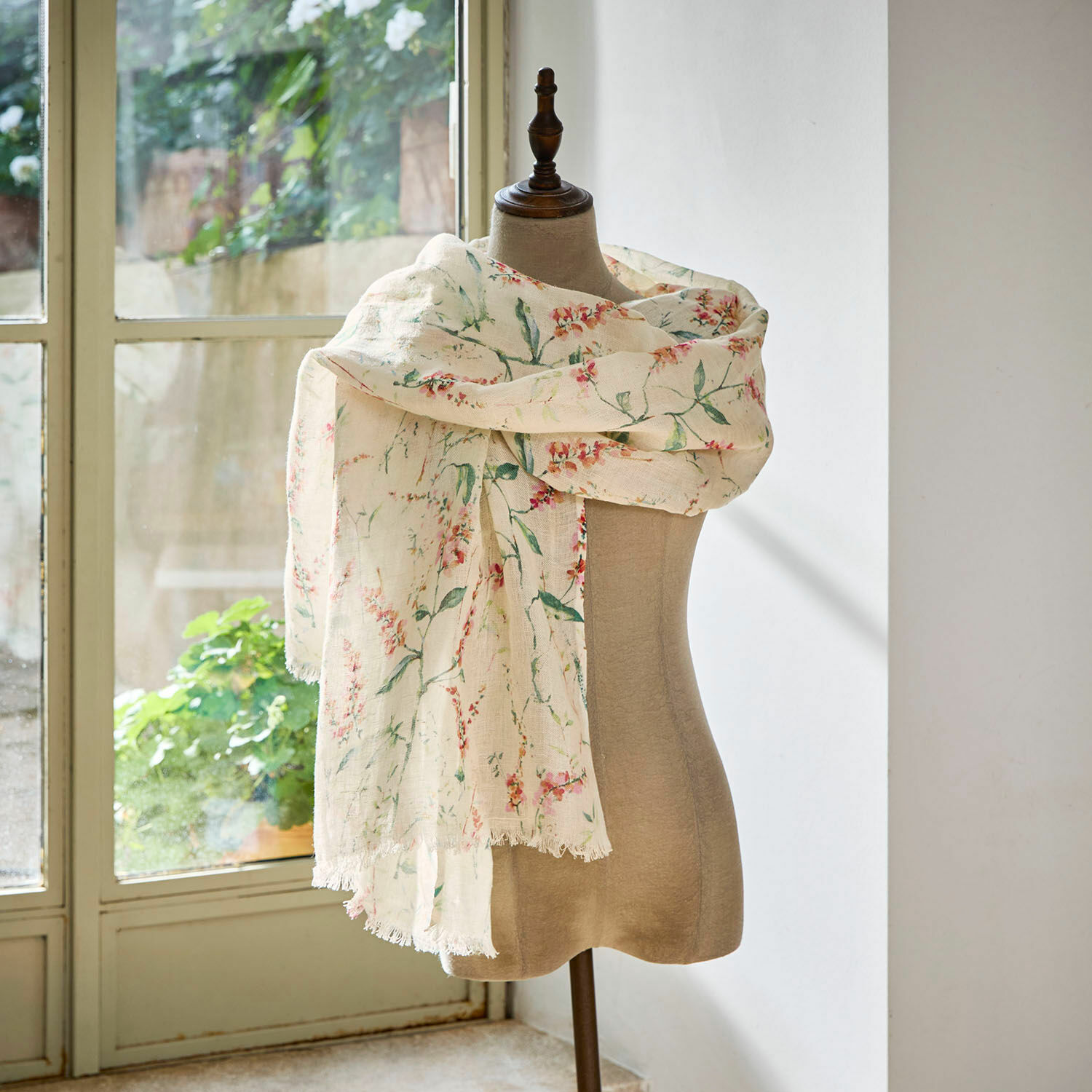 Sciarpa Soleilou Sciarpa leggera in cotone crema con motivo floreale, ideale per outfit primaverili