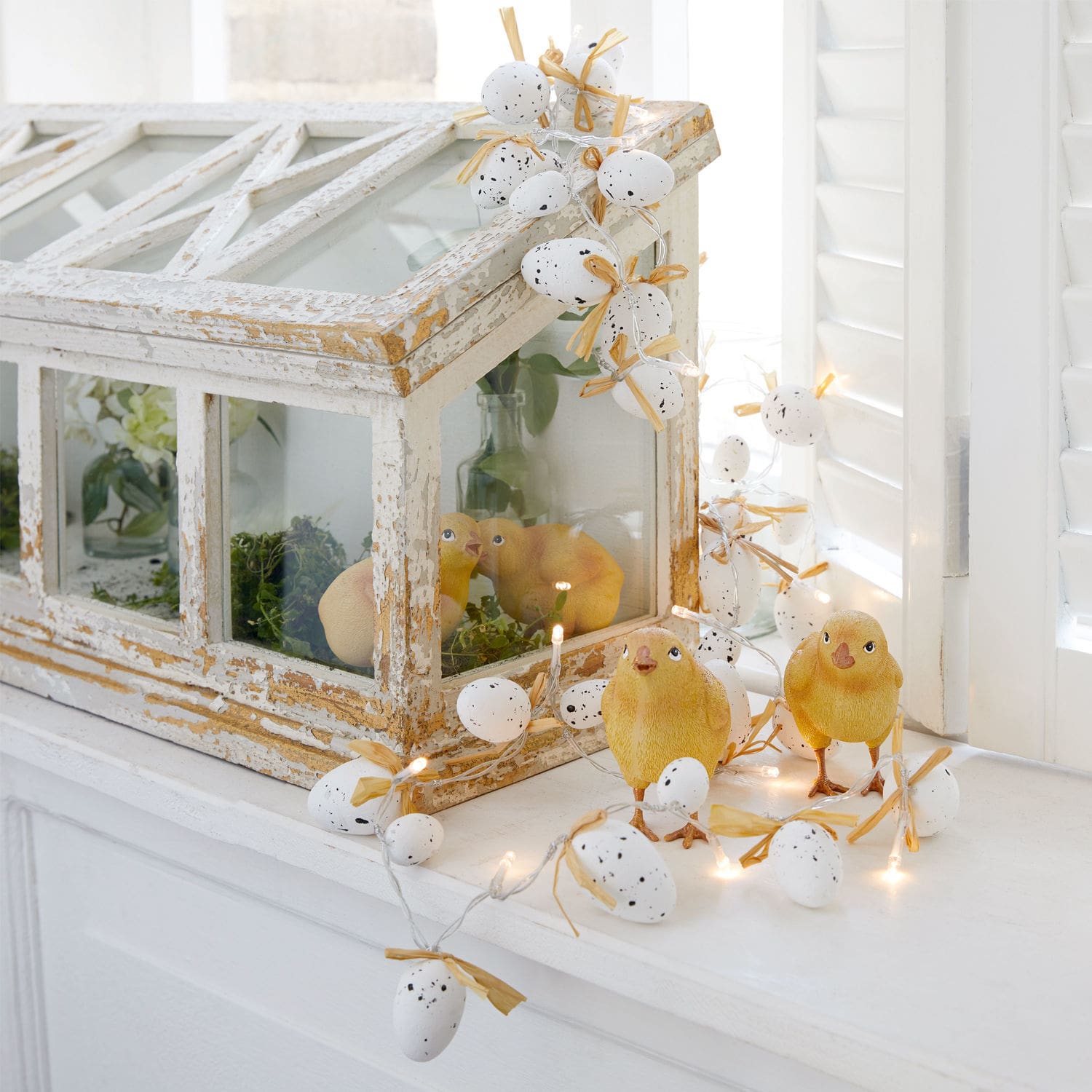 Coppia di catene luminose Mikka Ghirlanda decorativa con uova bianche e pulcini gialli su davanzale bianco