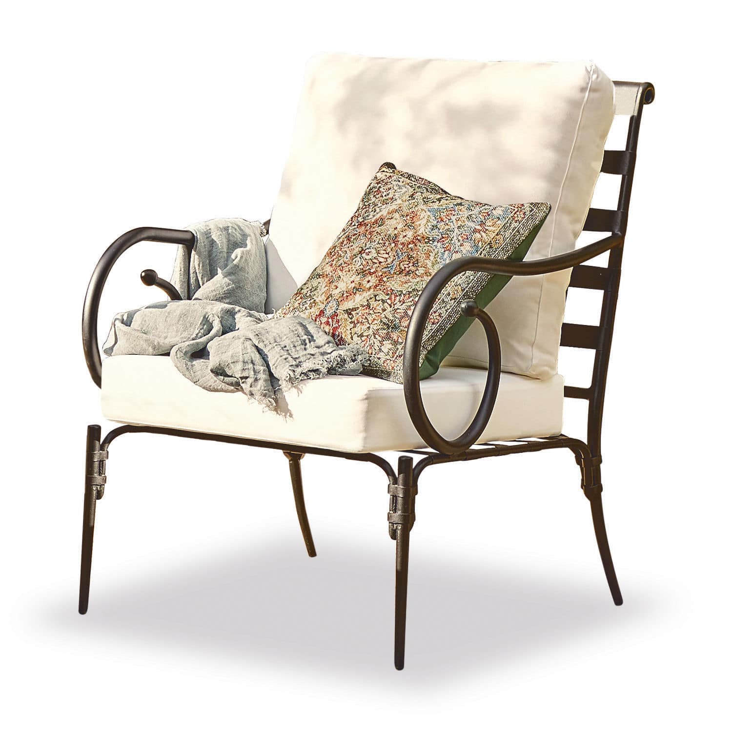 Poltrona Neret Poltrona in metallo con cuscini crema e cuscino decorativo con motivo colorato