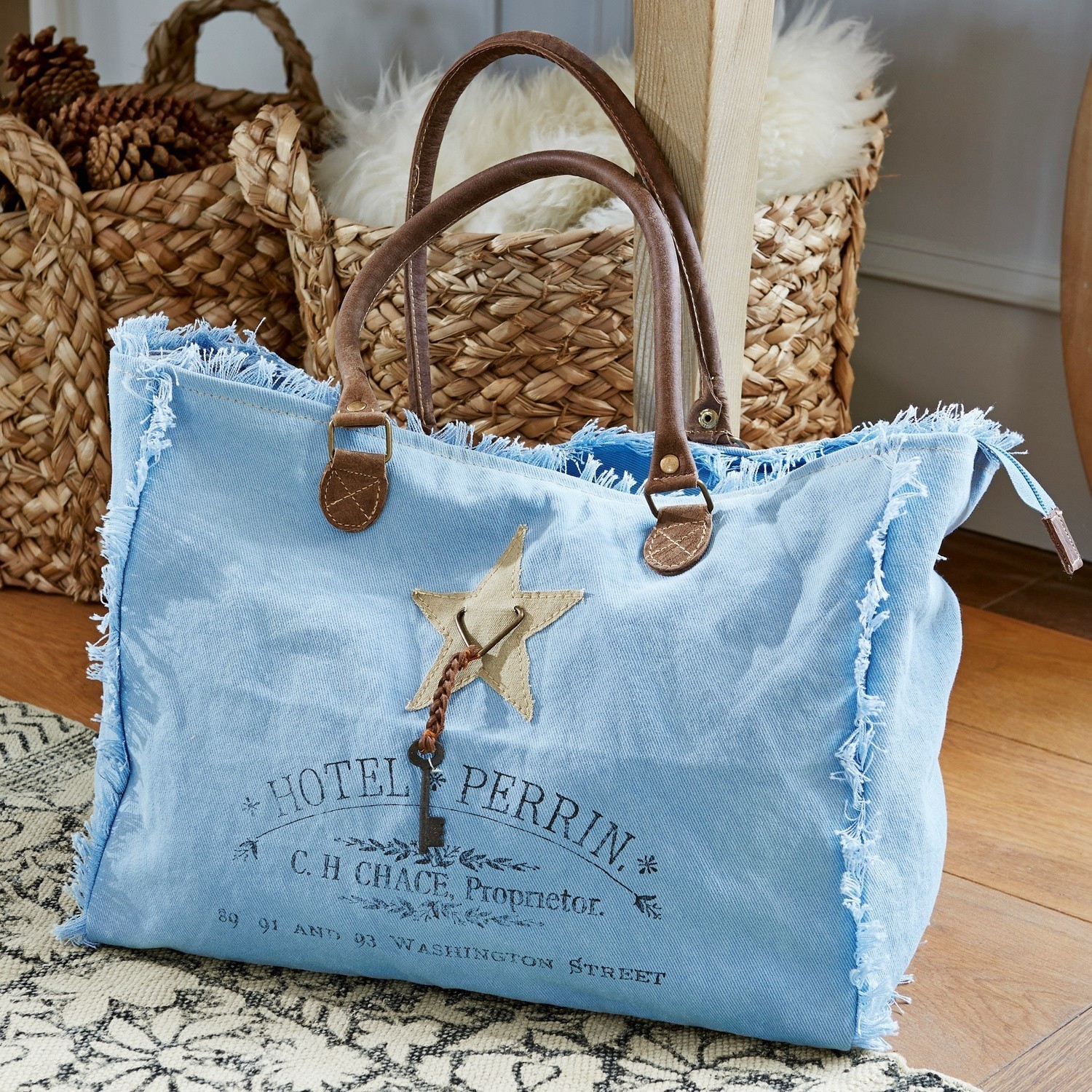 Borsa Elora Grande borsa in tessuto azzurro chiaro con manici marroni e decorazione a stella in stile vintage