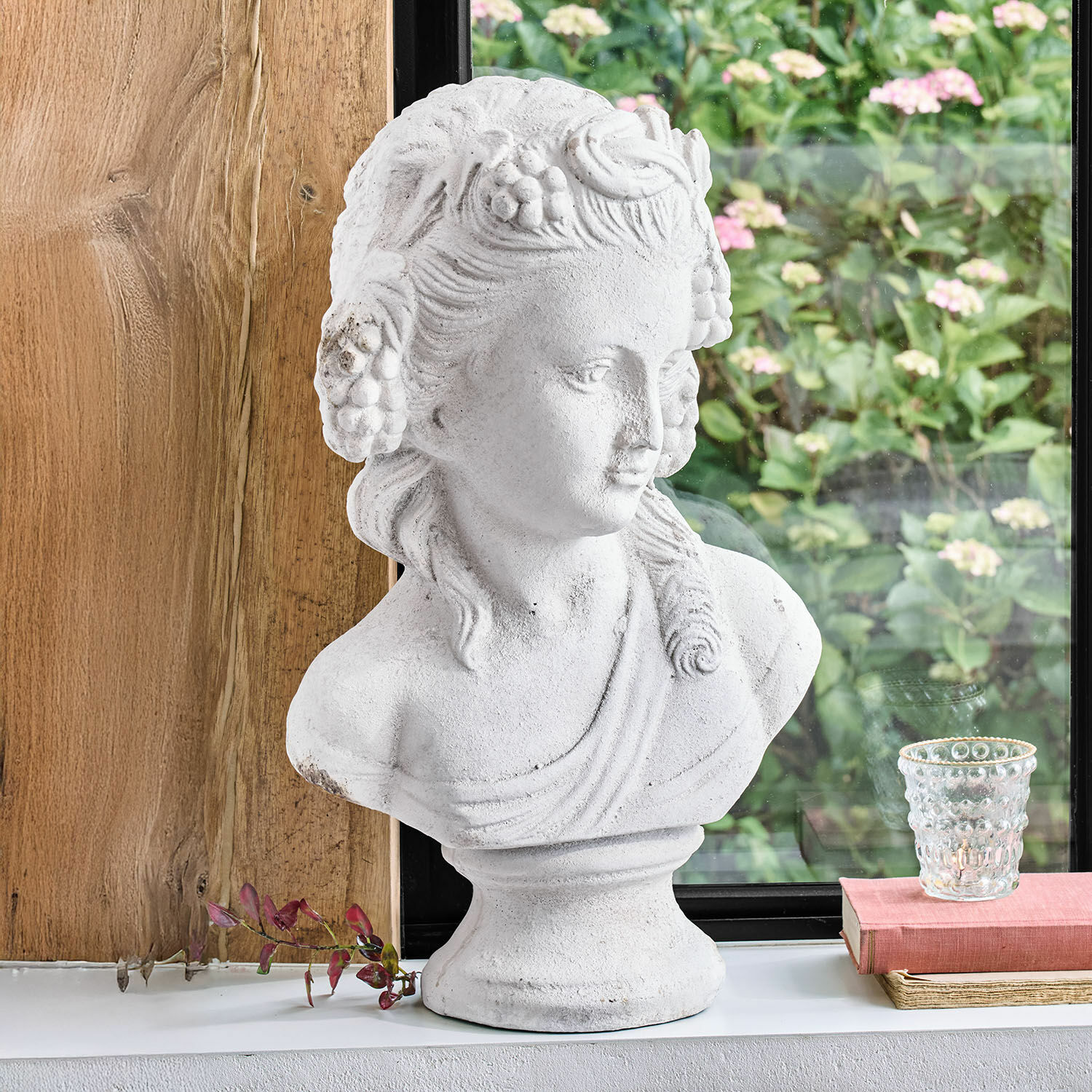 Busto Sanoria Busto bianco in pietra decorativa di donna con dettagli floreali sul davanzale della finestra