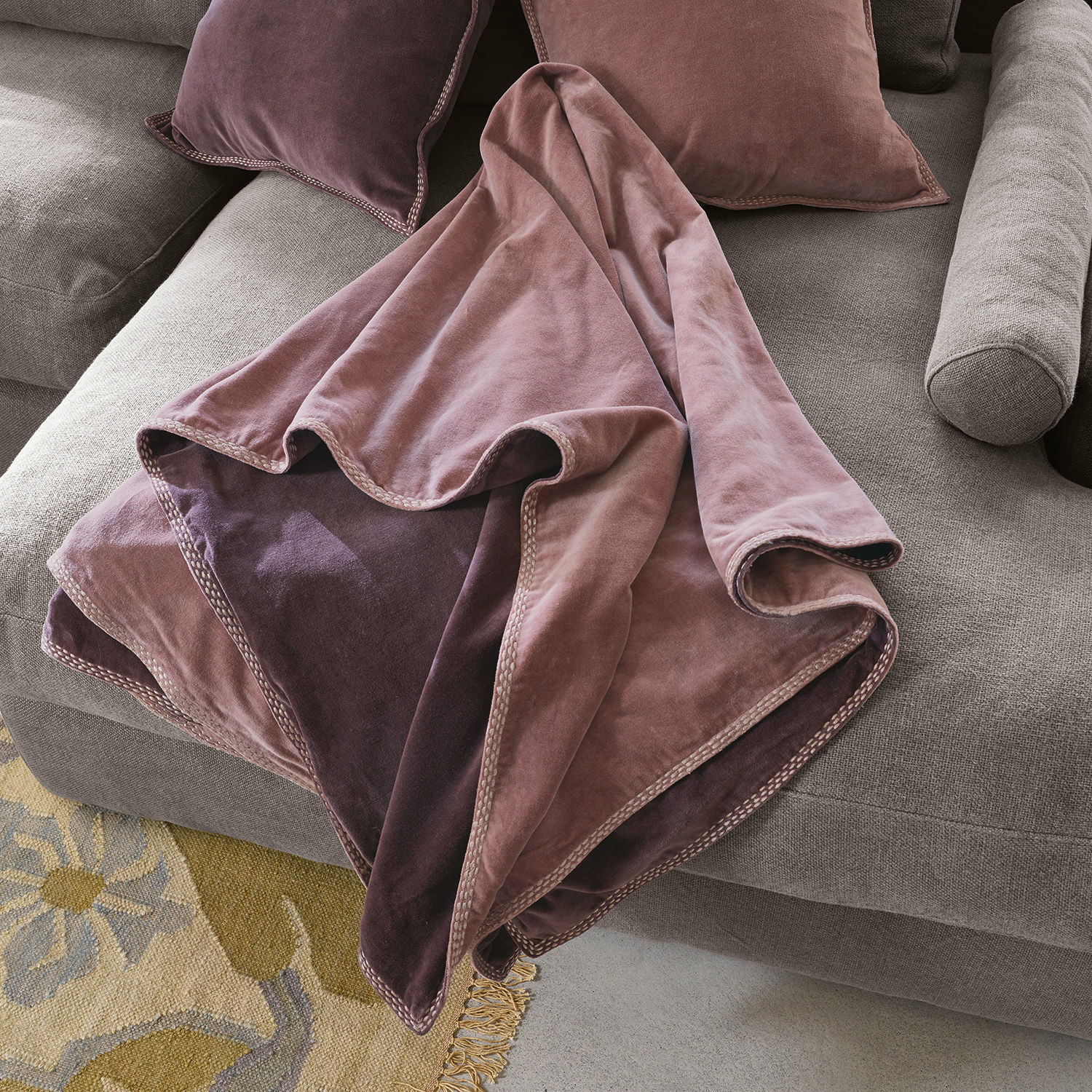 Plaid Murs Coperta reversibile in velluto morbido rosa e viola su divano grigio, tessile decorativo per soggiorno