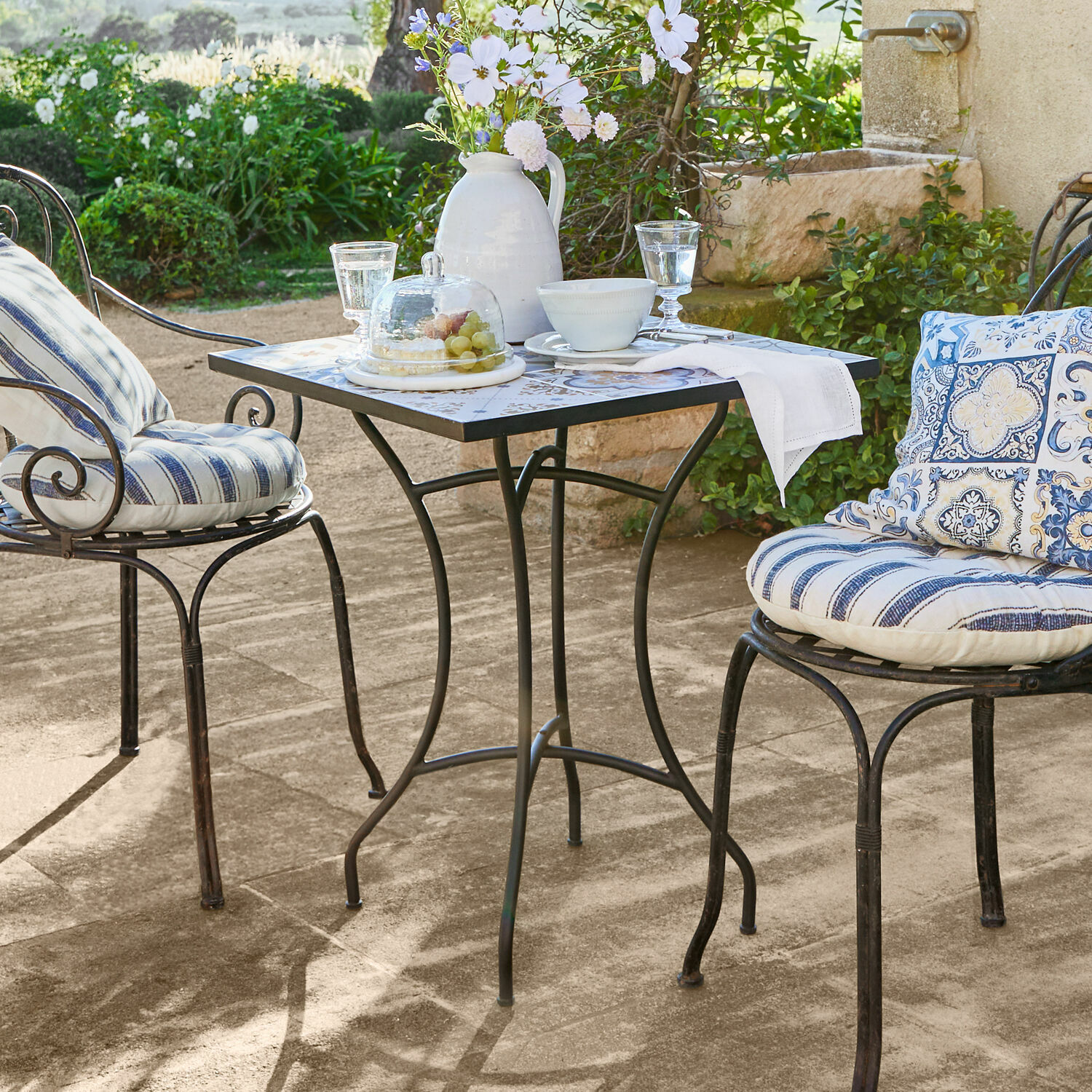 Tavolo Céligny Tavolo da giardino in metallo con piano quadrato e due sedie con cuscini a righe blu