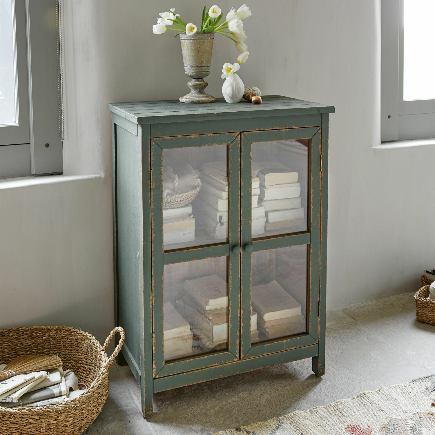 Comò Alajela Mobile verde in legno con ante in vetro e finitura invecchiata per conservare libri decorativi