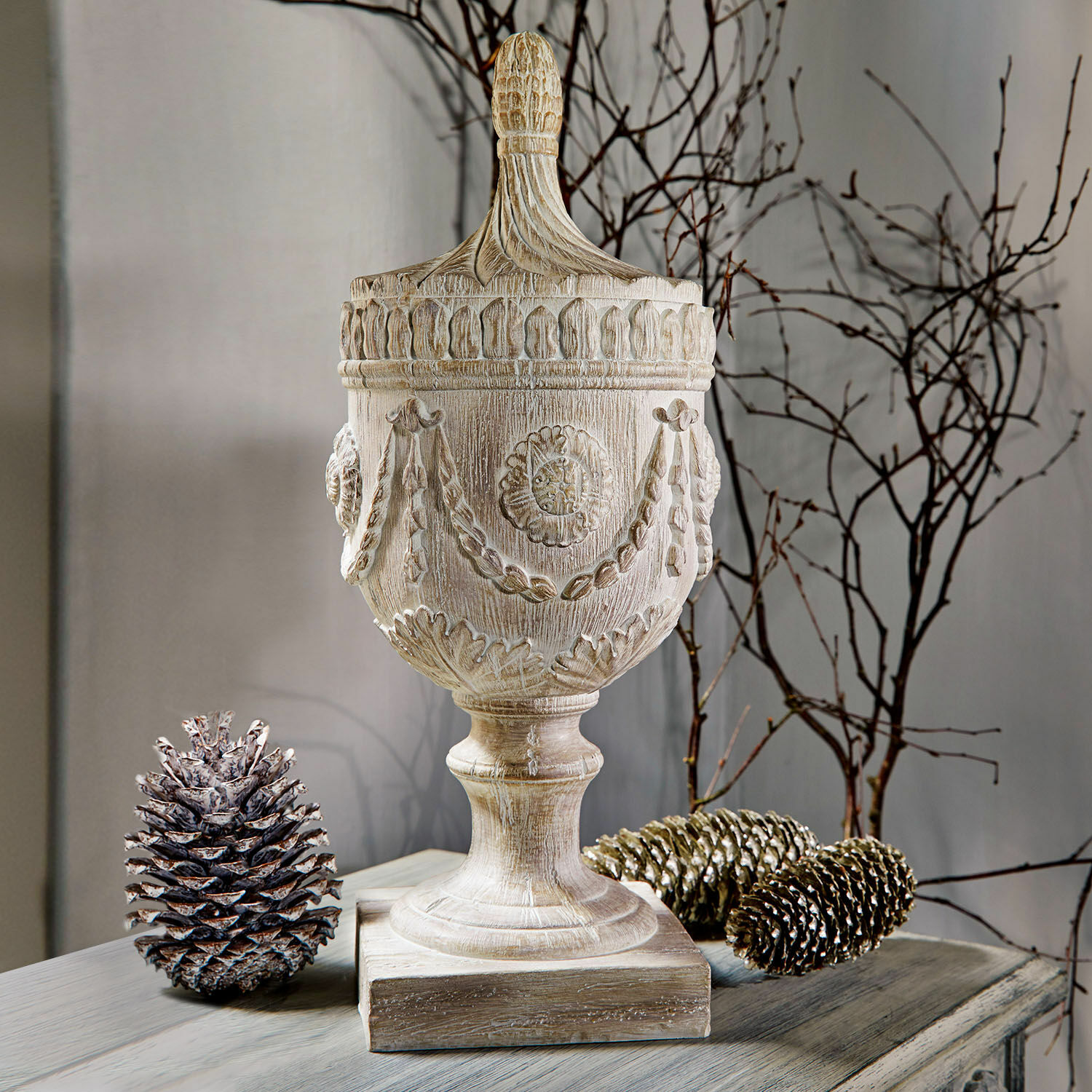 Oggetto decorativo Licia Contenitore decorativo bianco in legno con motivi intagliati e coperchio su base in legno
