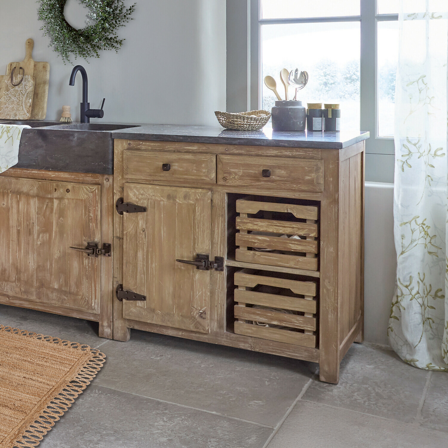 Credenza Wiltshire Credenza rustica in legno con cassetti e cesti, piano di lavoro in pietra