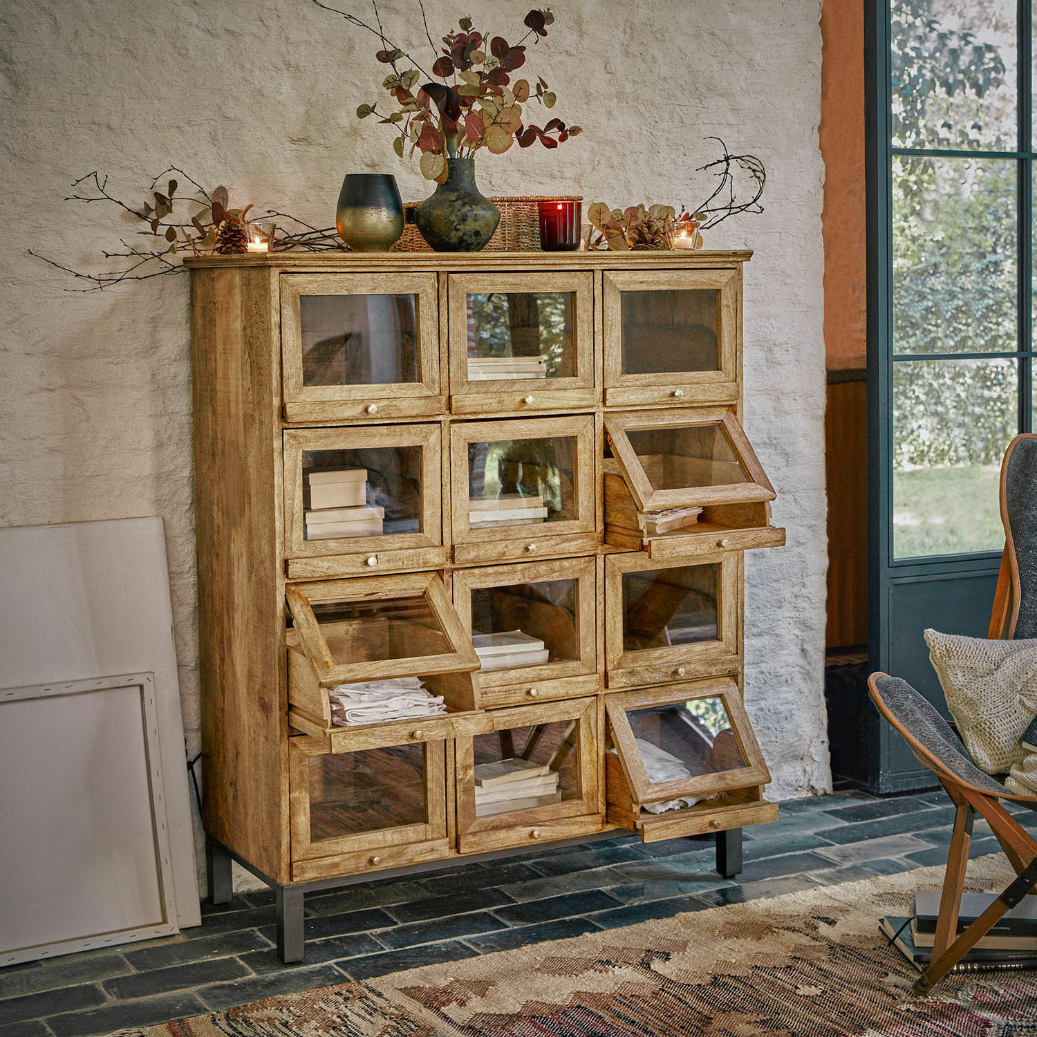 Cassettiera Middlesbrough Mobile in legno con ante in vetro e gambe in metallo in stile vintage caldo