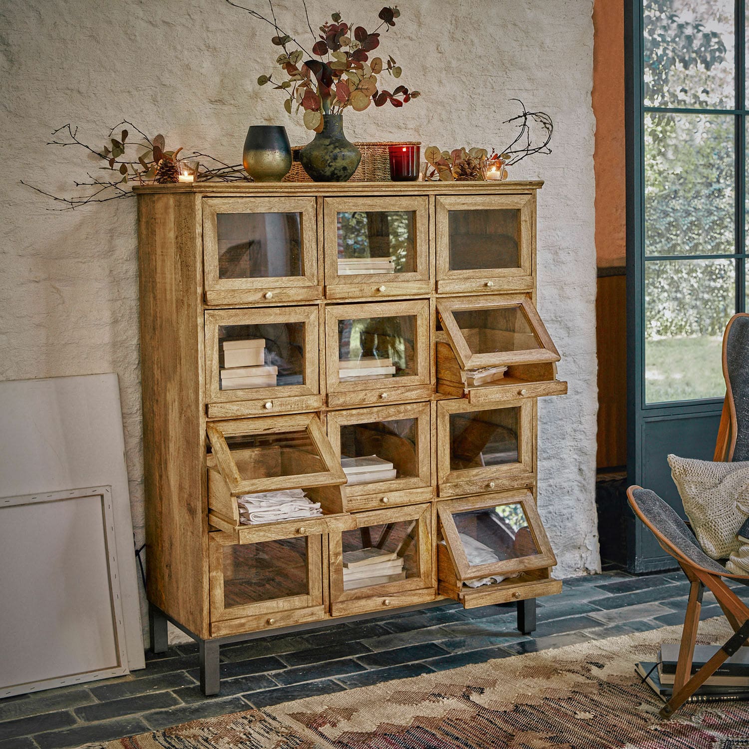Cassettiera Middlesbrough Mobile in legno con ante in vetro e gambe in metallo in stile vintage caldo