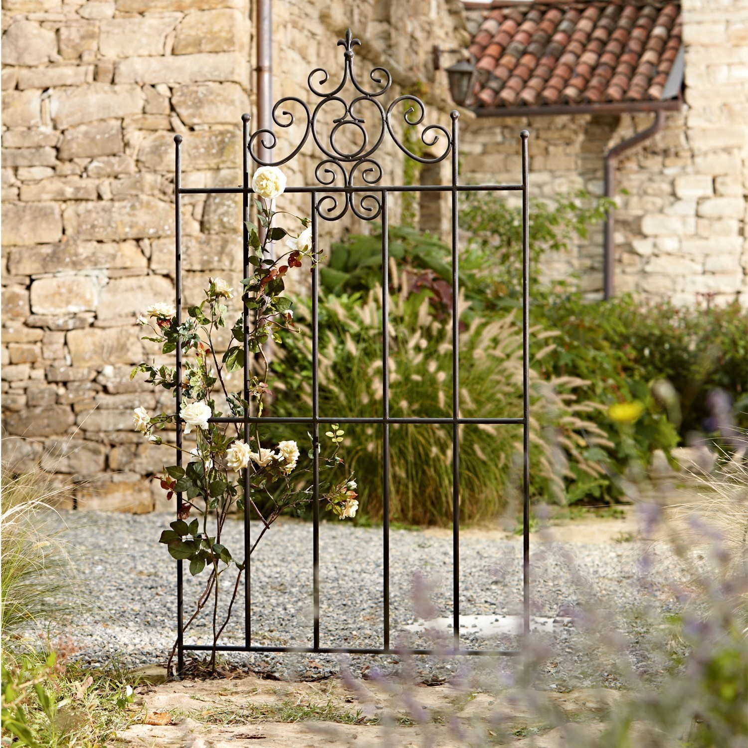 Traliccio per rampicanti Sampigny Griglia da giardino in metallo nero con decorazioni e fiori rampicanti bianchi