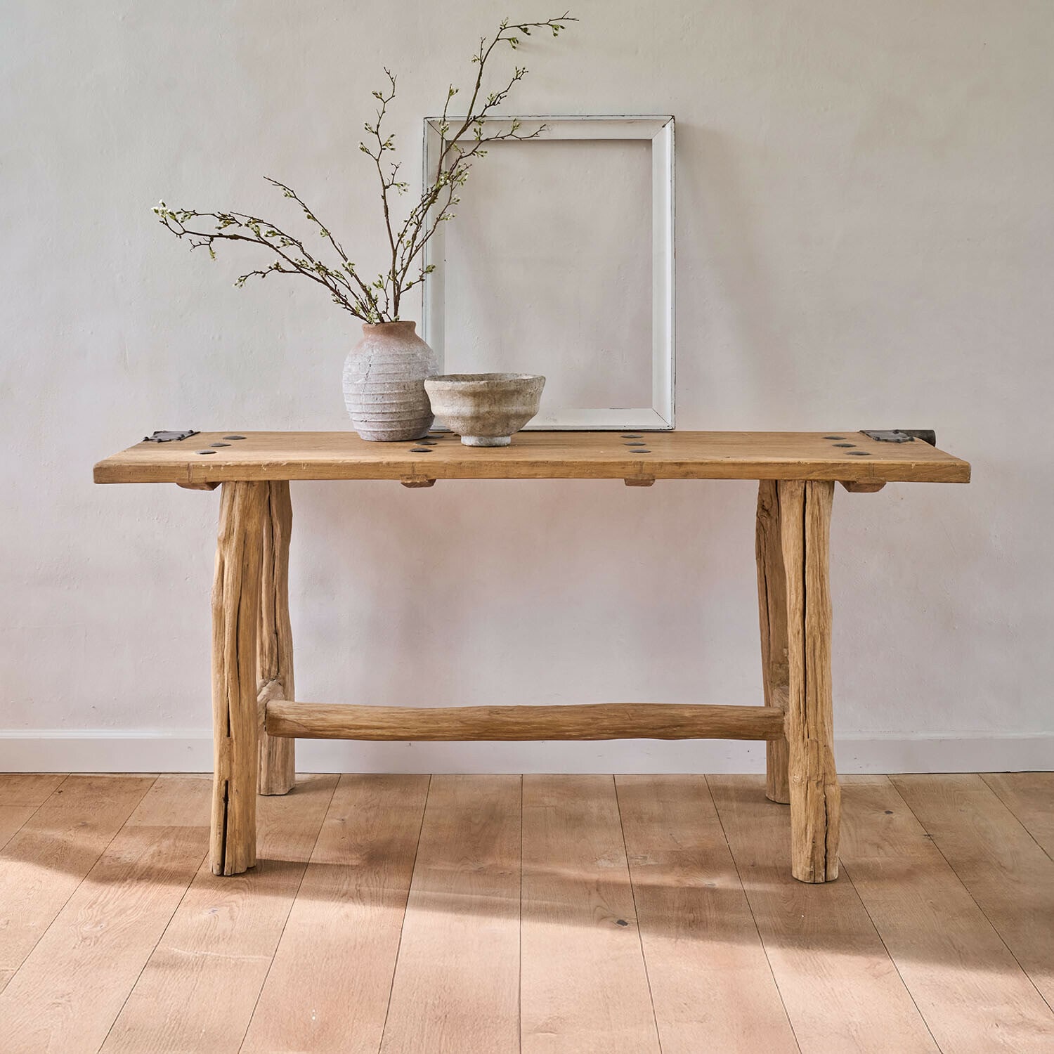 Tabella Crestmoore Tavolo rustico in legno naturale con vaso in ceramica e ciotola su sfondo chiaro, mobili in legno