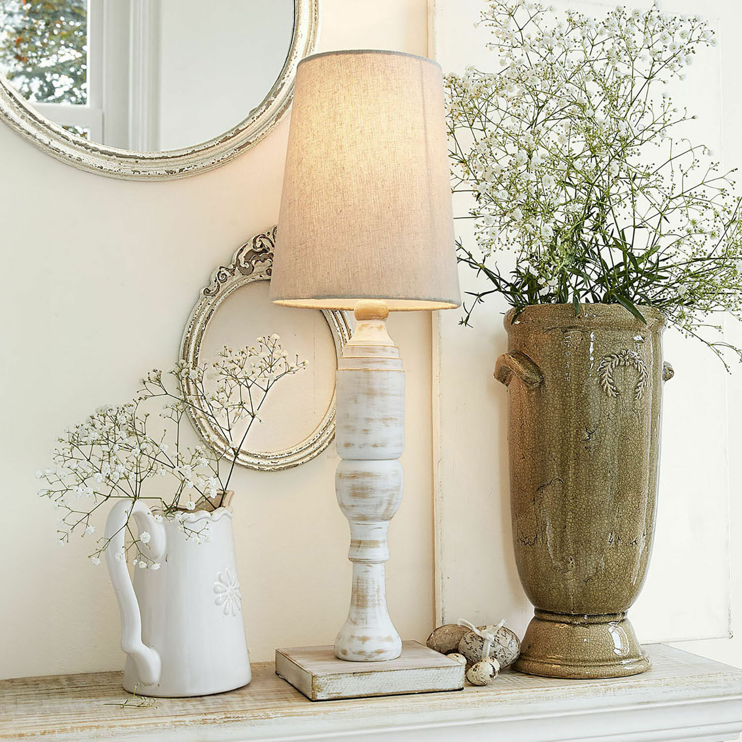 Lampada da tavolo Yernisto Lampada da tavolo in legno bianco con paralume beige in decorazione vintage con vaso e specchio