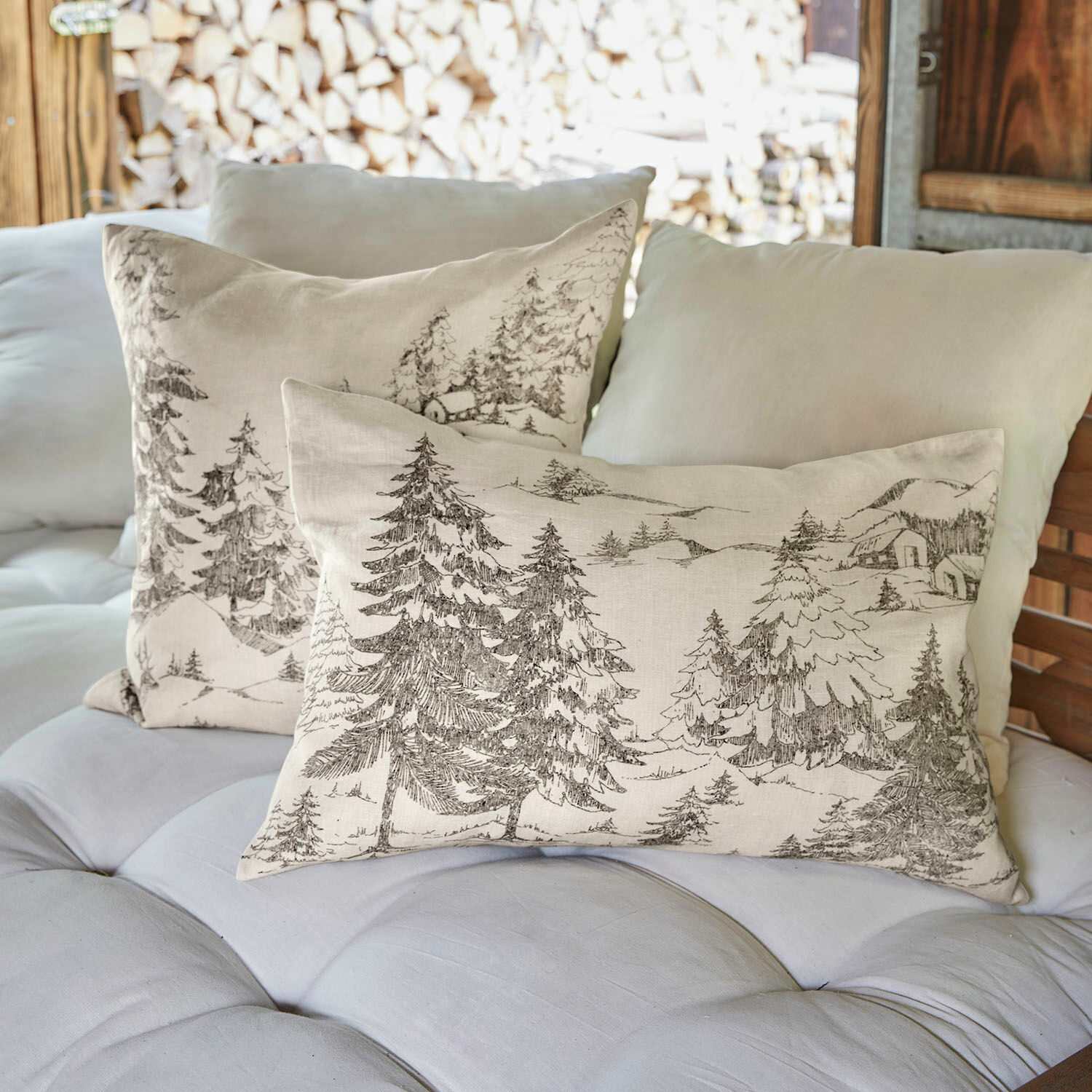 Coppia di copricuscini Fabrielle Cuscini in lino beige con stampa bosco marrone su divano chiaro, decorazione accogliente