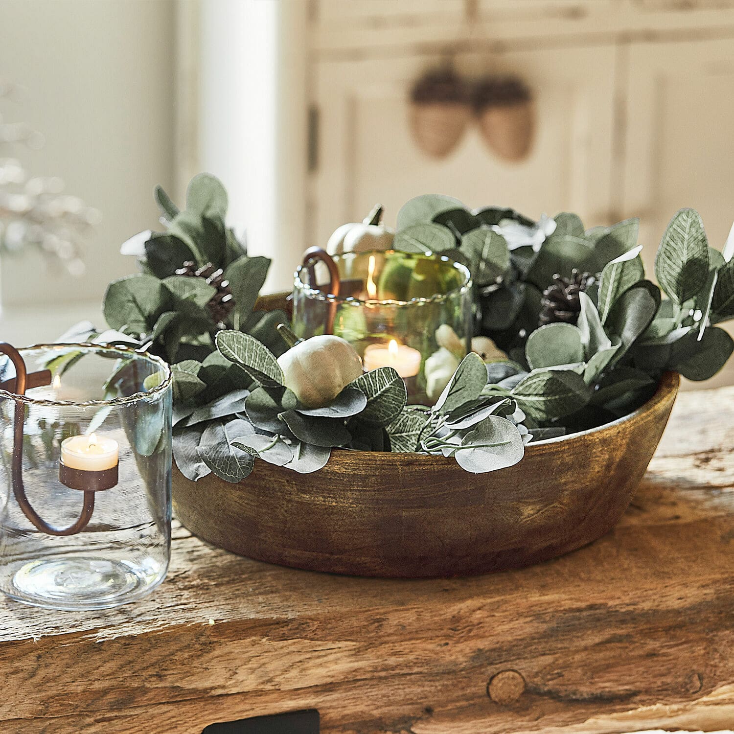 Festone Belfays Ciotola decorativa in legno con foglie verdi e candele in portacandele di vetro su tavolo