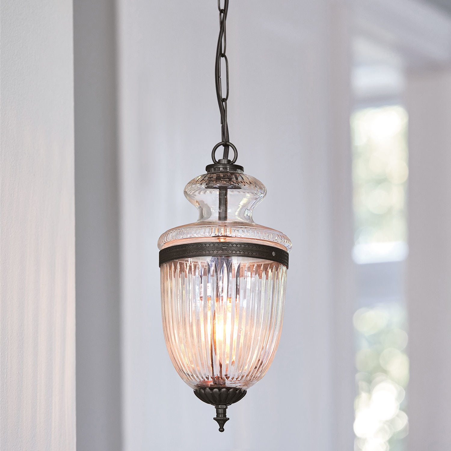 Lampada a sospensione Marcel Lampada a sospensione in vetro con dettagli in metallo nero, illuminazione decorativa elegante