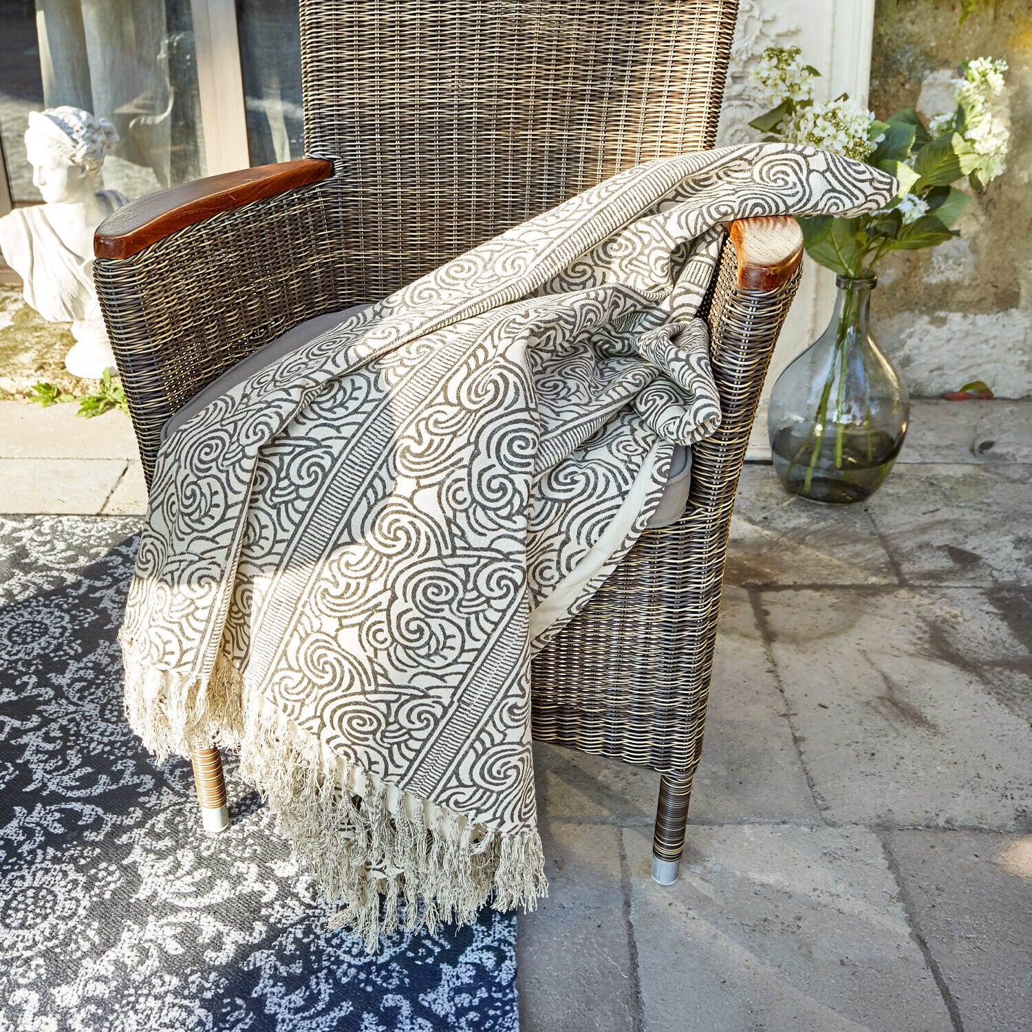 Coperta Ensis Coperta beige con motivo e frange su sedia in vimini, decorazione per casa e giardino
