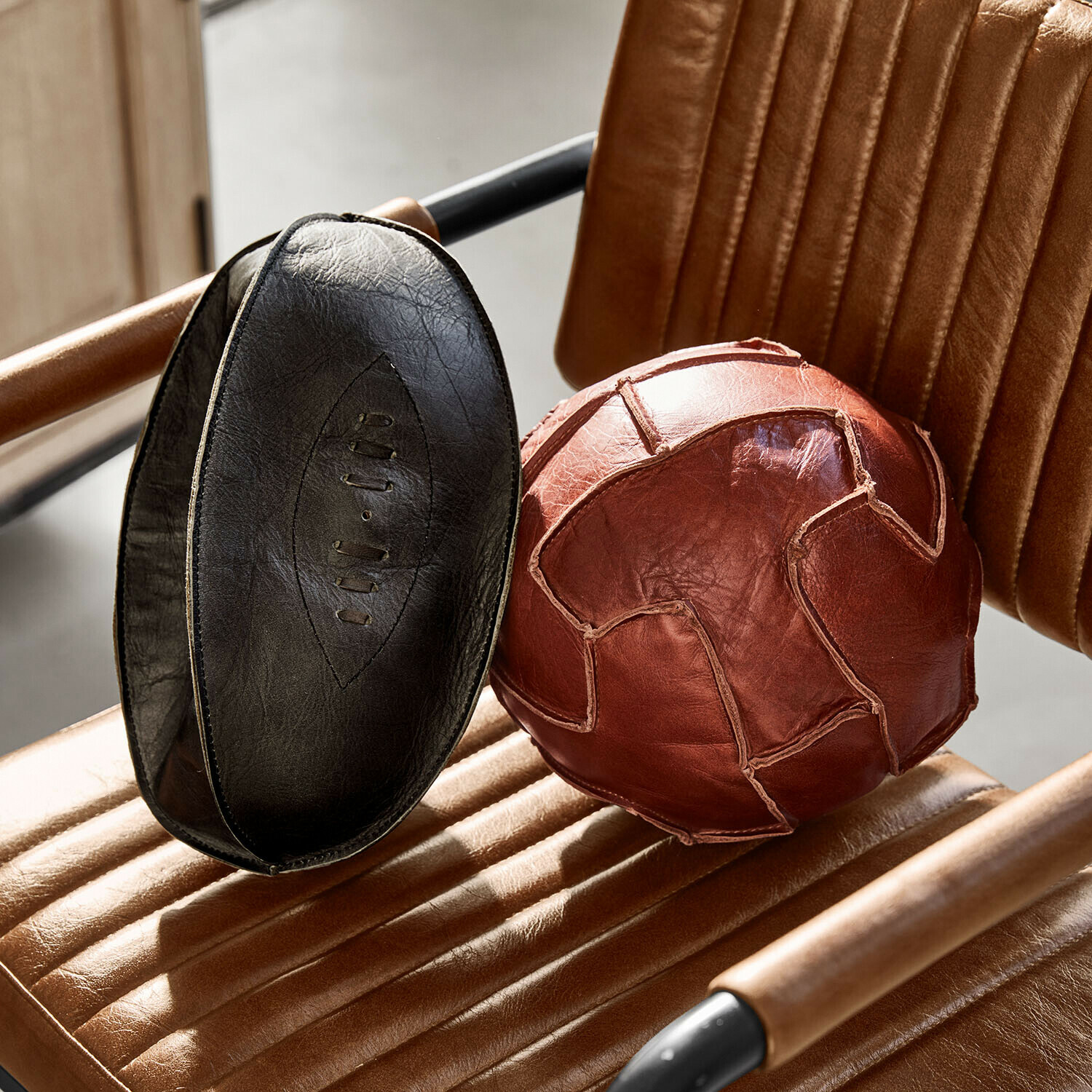 Set di 2 palline decorative Awanian Palla da ginnastica marrone e nera in pelle naturale su poltrona in pelle marrone