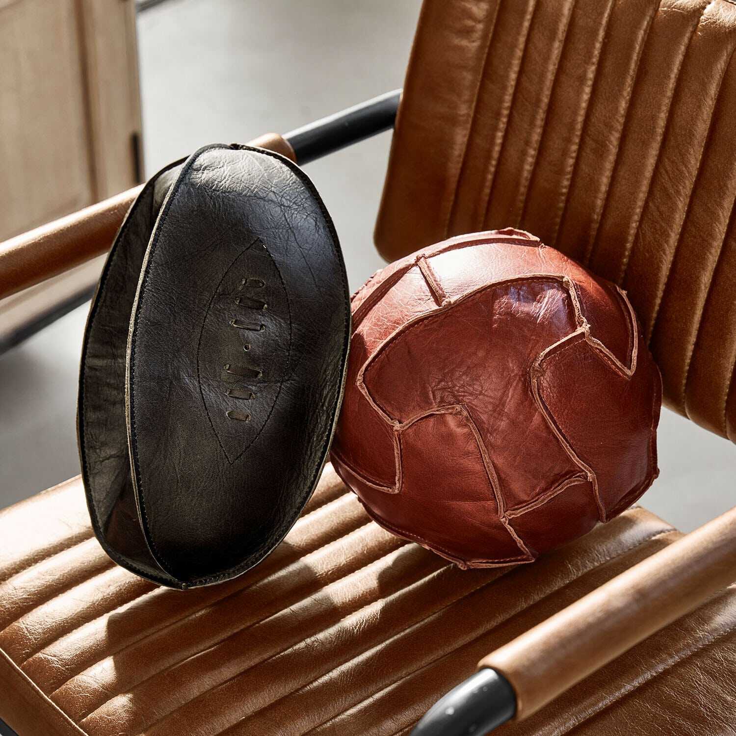 Set di 2 palline decorative Awanian Palla da ginnastica marrone e nera in pelle naturale su poltrona in pelle marrone