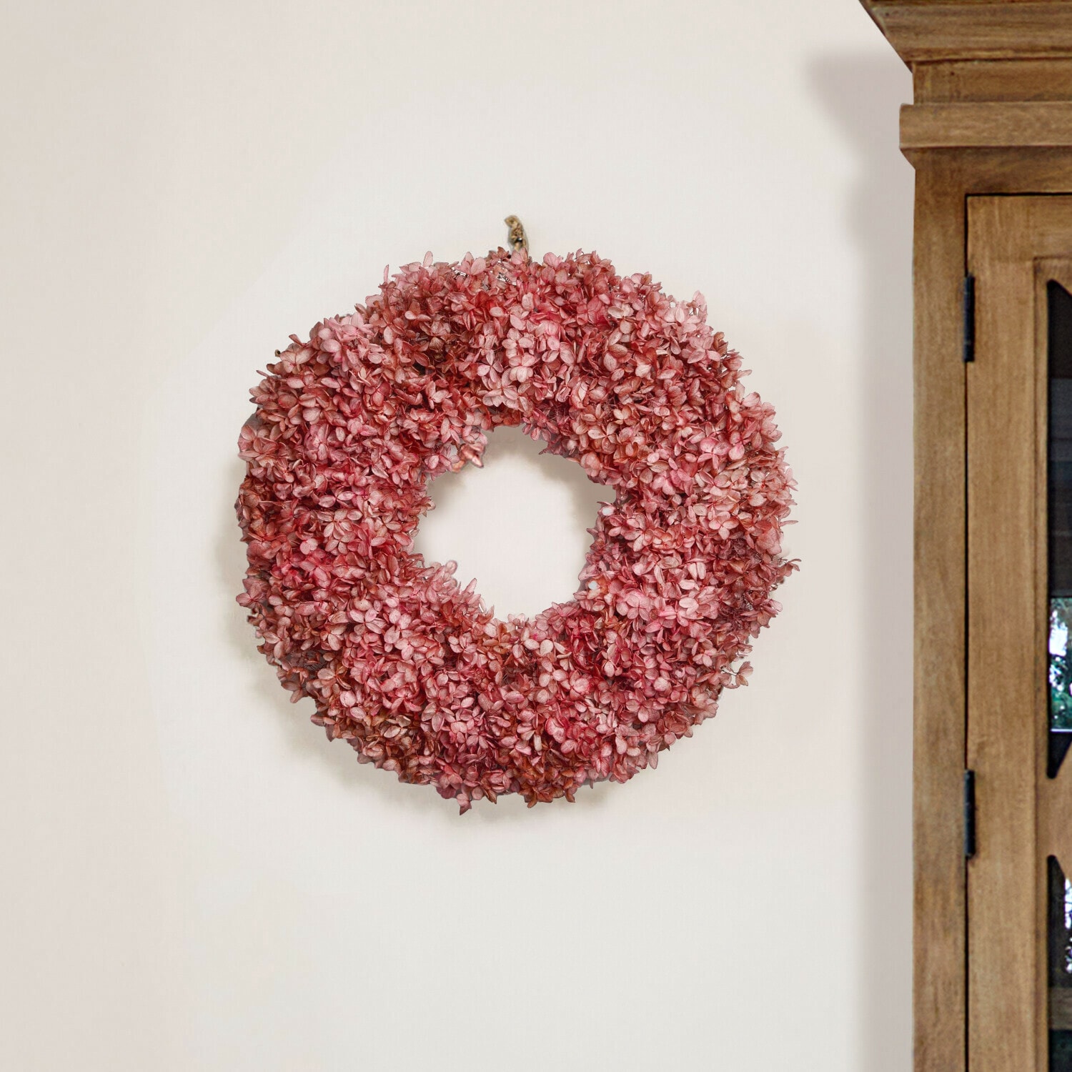 Ghirlanda di fiori secchi Amélorie Corona decorativa di fiori secchi rosa appesa al muro per arredamento interno