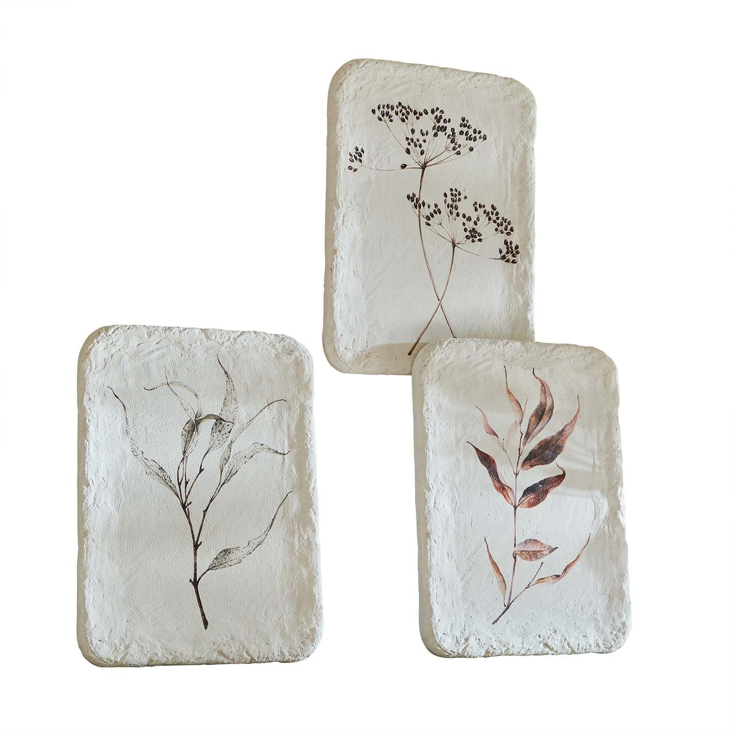Set di tre vassoi in ceramica bianca con motivi di foglie e fiori secchi, decorazione da parete