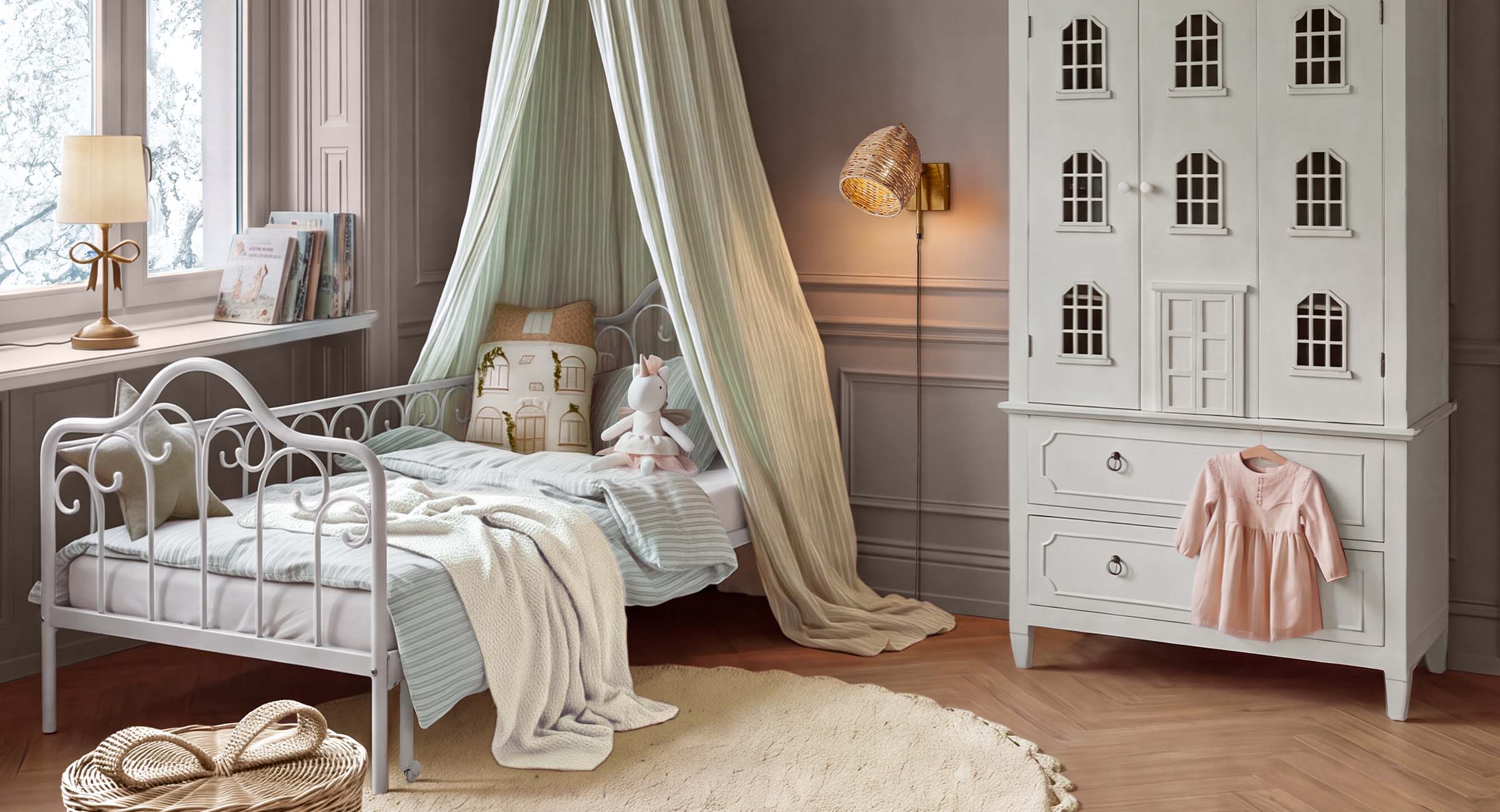 Camera per bambini accogliente con letto in metallo bianco, coperta crema e armadio bianco a forma di casa