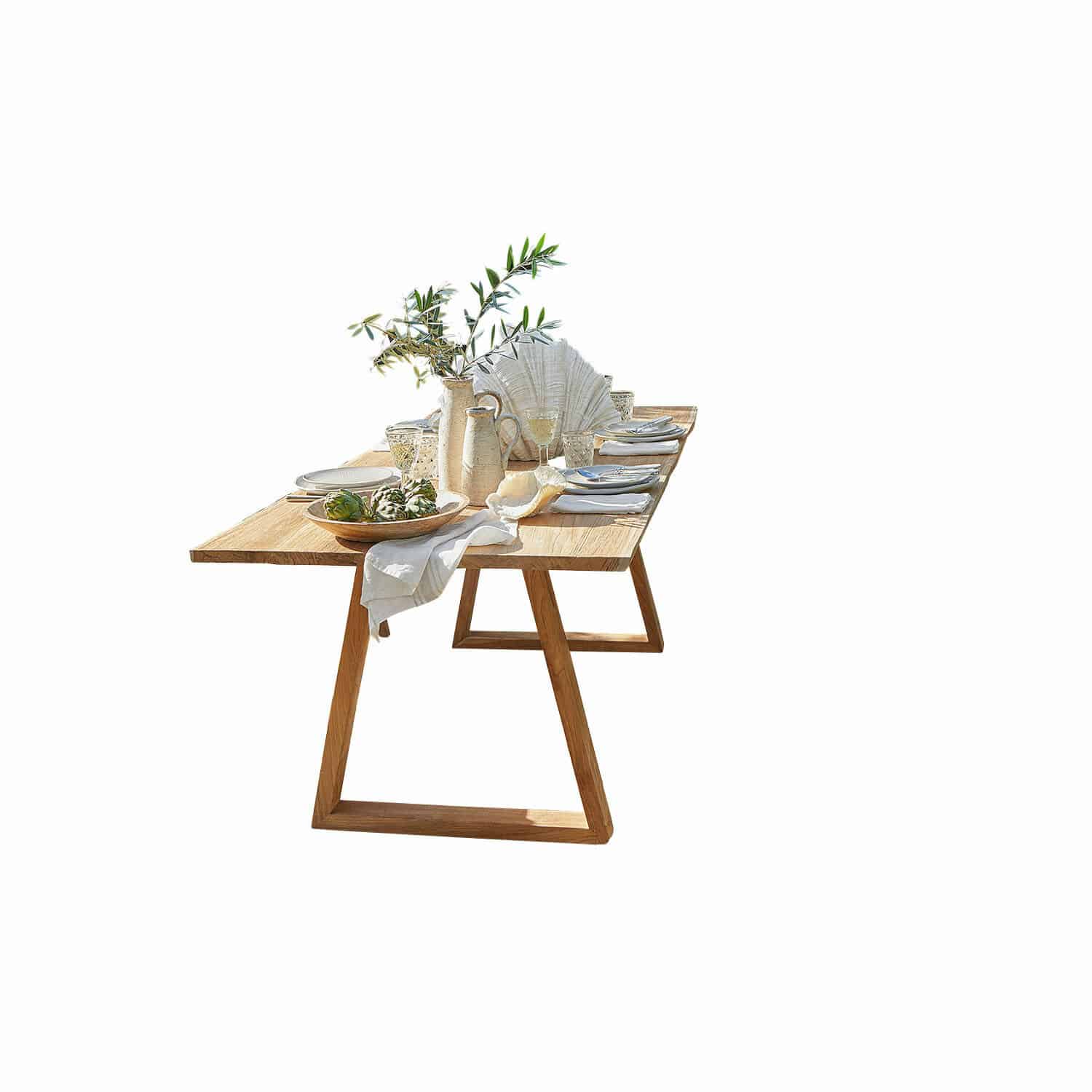 Tavolo Saulny Tavolo da pranzo in legno con decorazioni in ceramica e rami verdi su sfondo chiaro