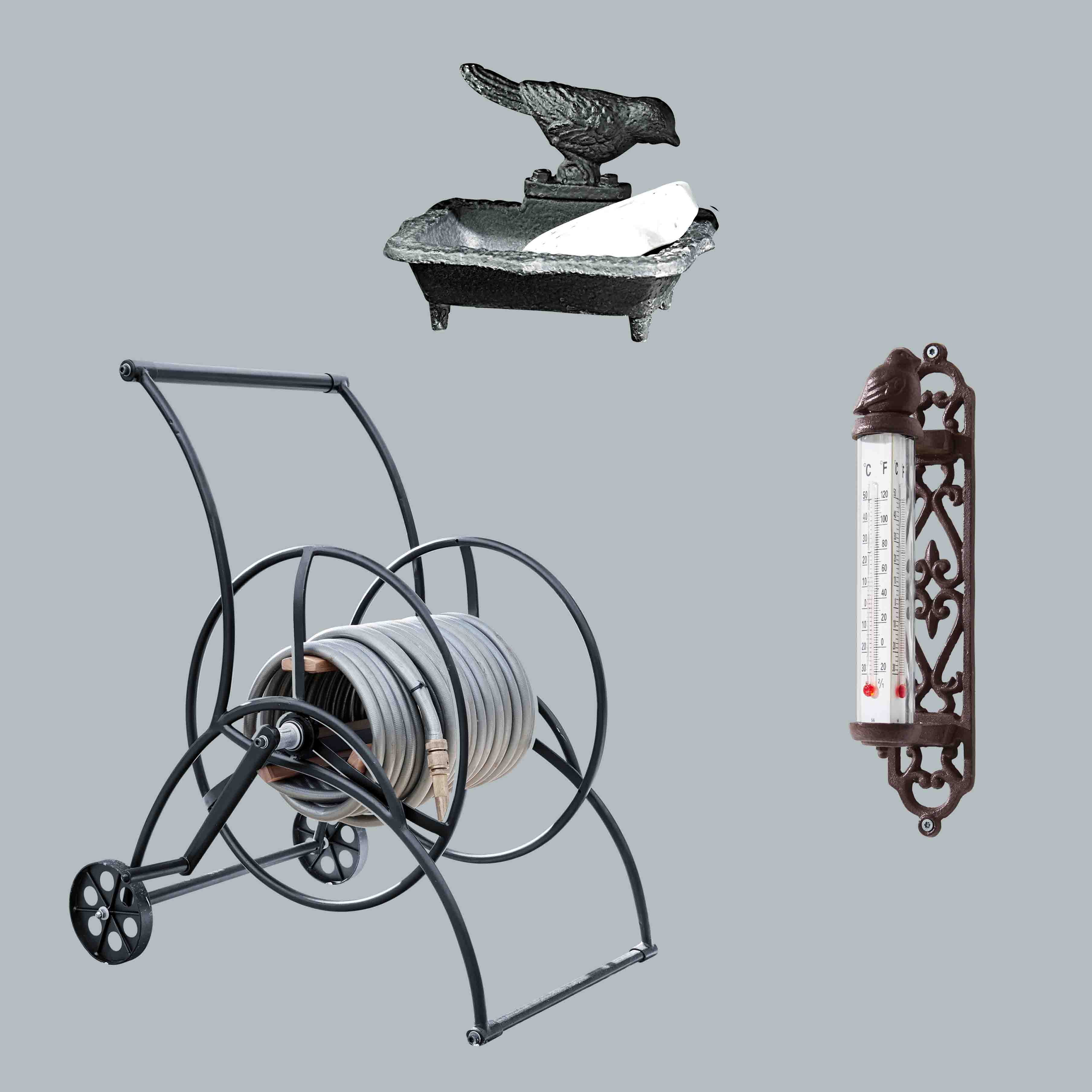 Carrello in metallo con tubo da giardino grigio, portasapone in ghisa e termometro decorativo con uccello