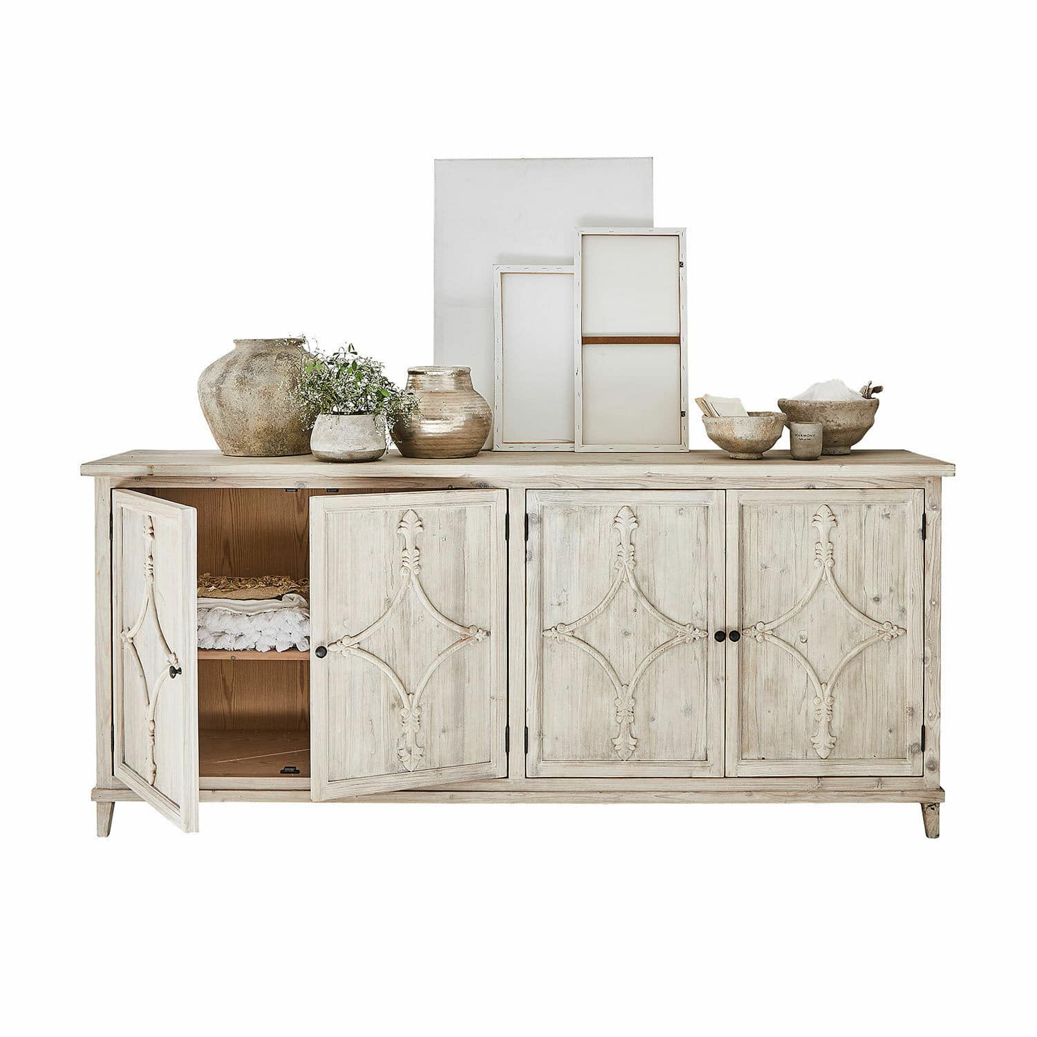 Mobile basso Pemberton Credenza in legno chiaro con ante decorate e decorazioni in ceramica sul piano