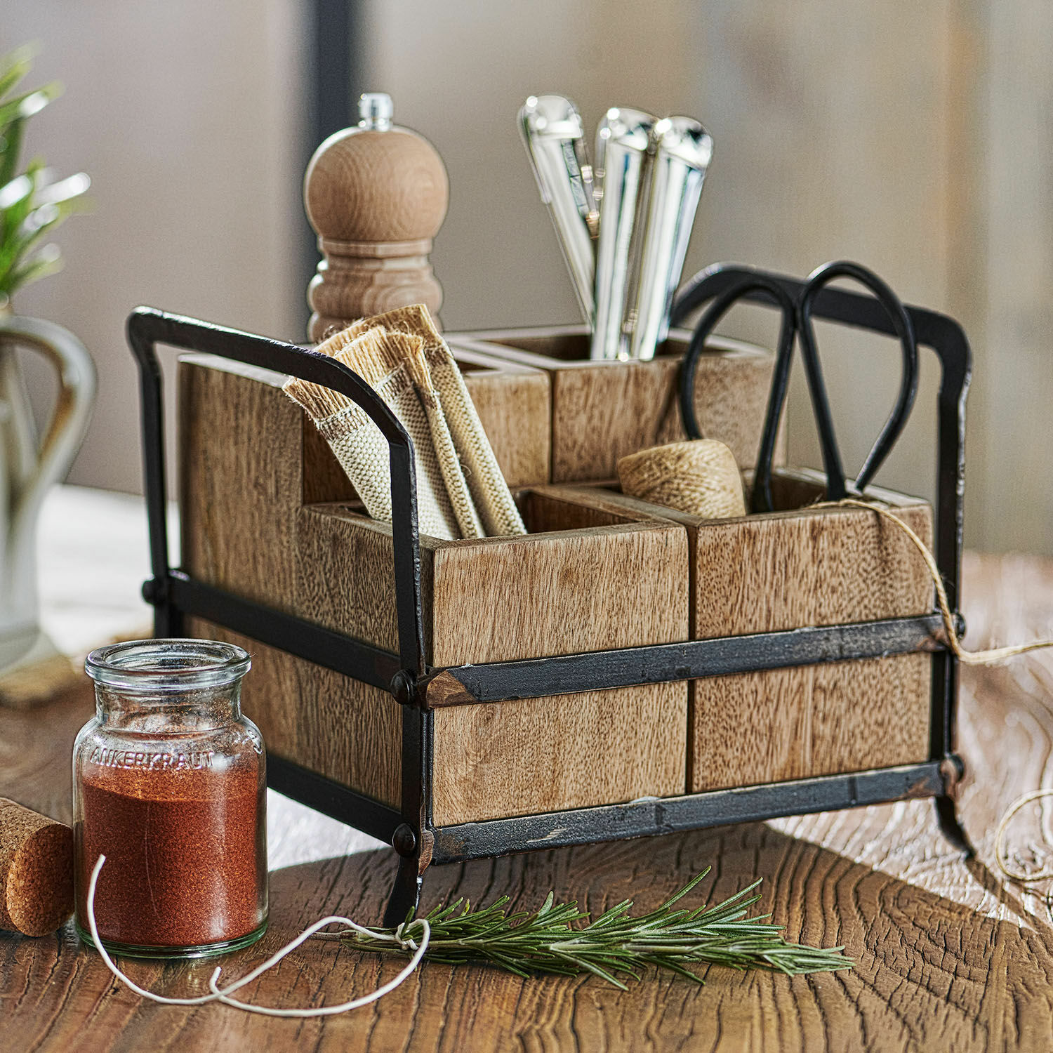 Portaoggetti Postes Organizer in legno con struttura in metallo per accessori da cucina e spezie su tavolo in legno