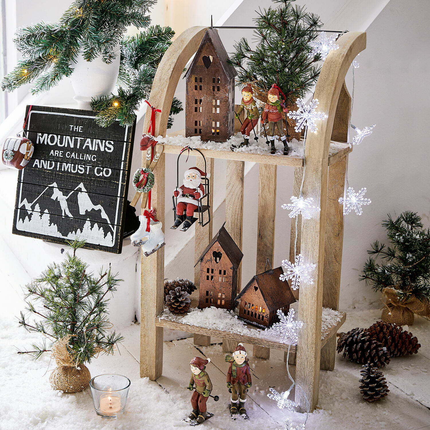 Scaffale Renier Decorazione natalizia in legno con figure di sciatori, casette e luci a forma di fiocchi di neve