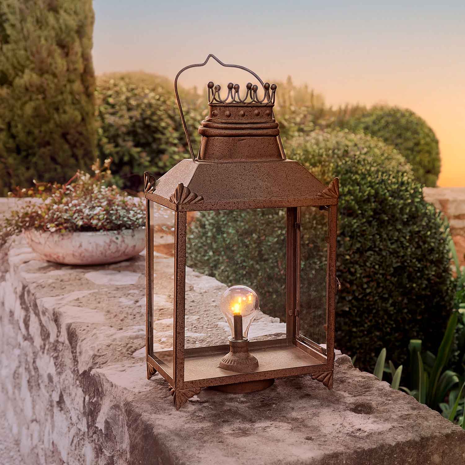 Lanterna da giardino in metallo arrugginito con lampadina, decorazione rustica per esterni
